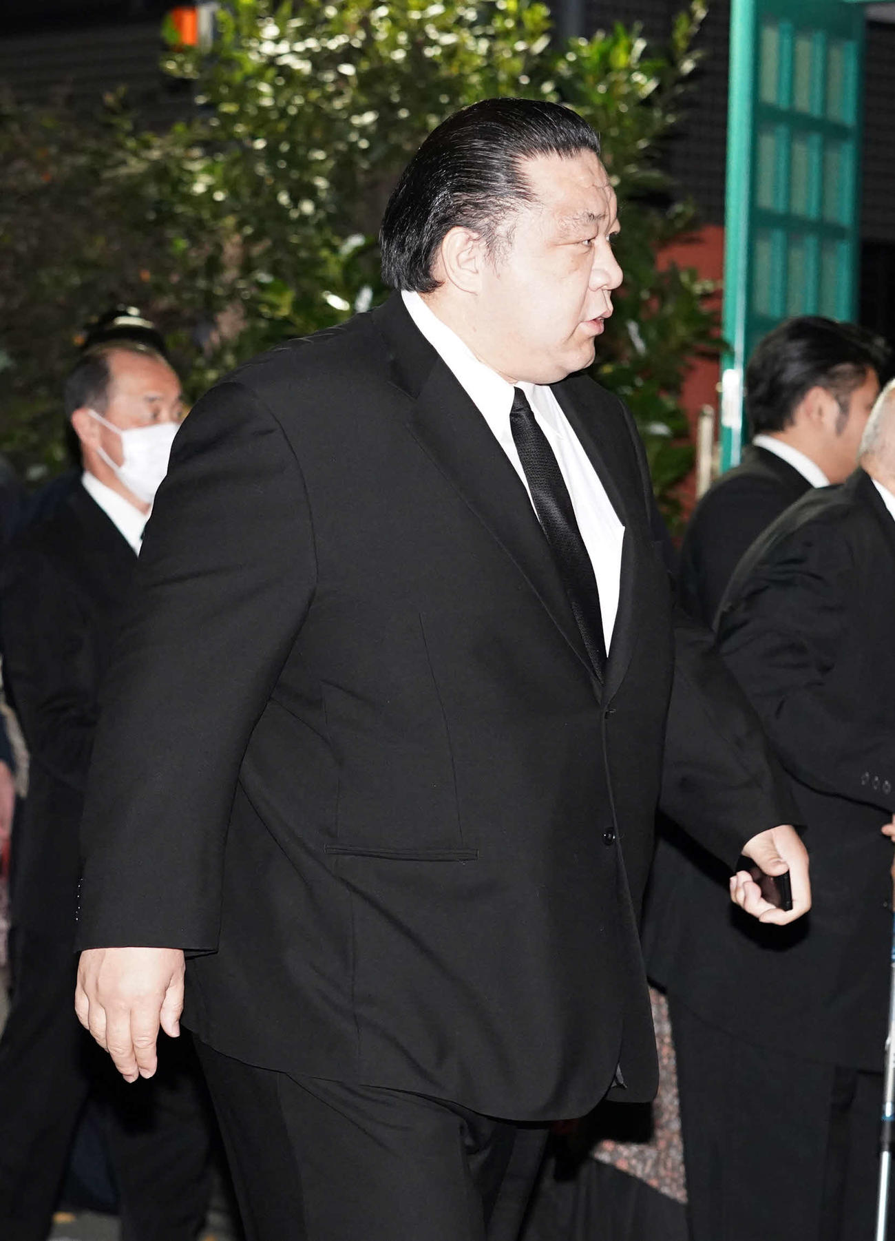 錣山親方の通夜に弔問に訪れた浅香山親方（撮影・小沢裕）