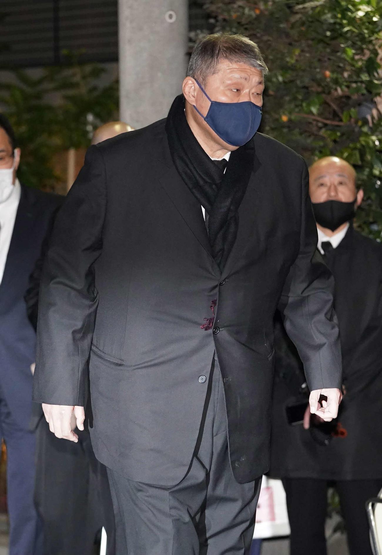 錣山親方の通夜に弔問に訪れた錦戸親方（撮影・小沢裕）