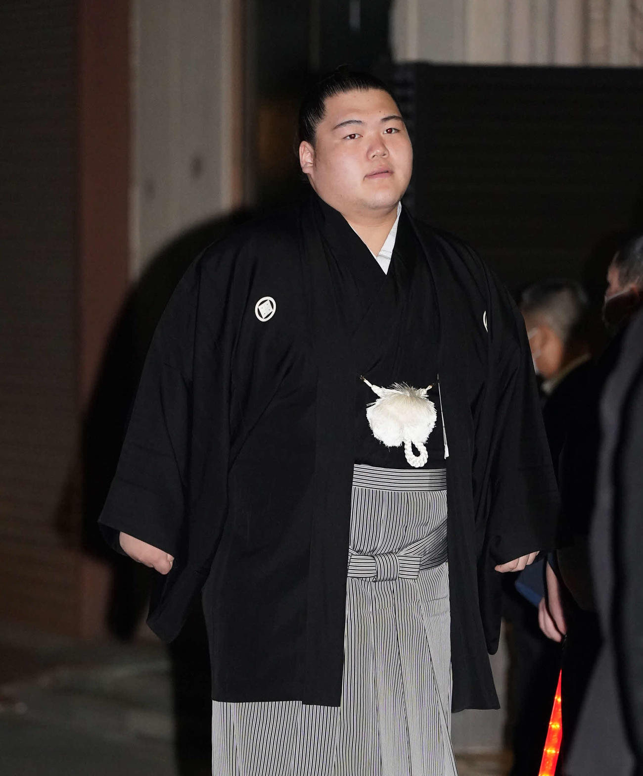 錣山親方の通夜に弔問に訪れた王鵬（撮影・小沢裕）