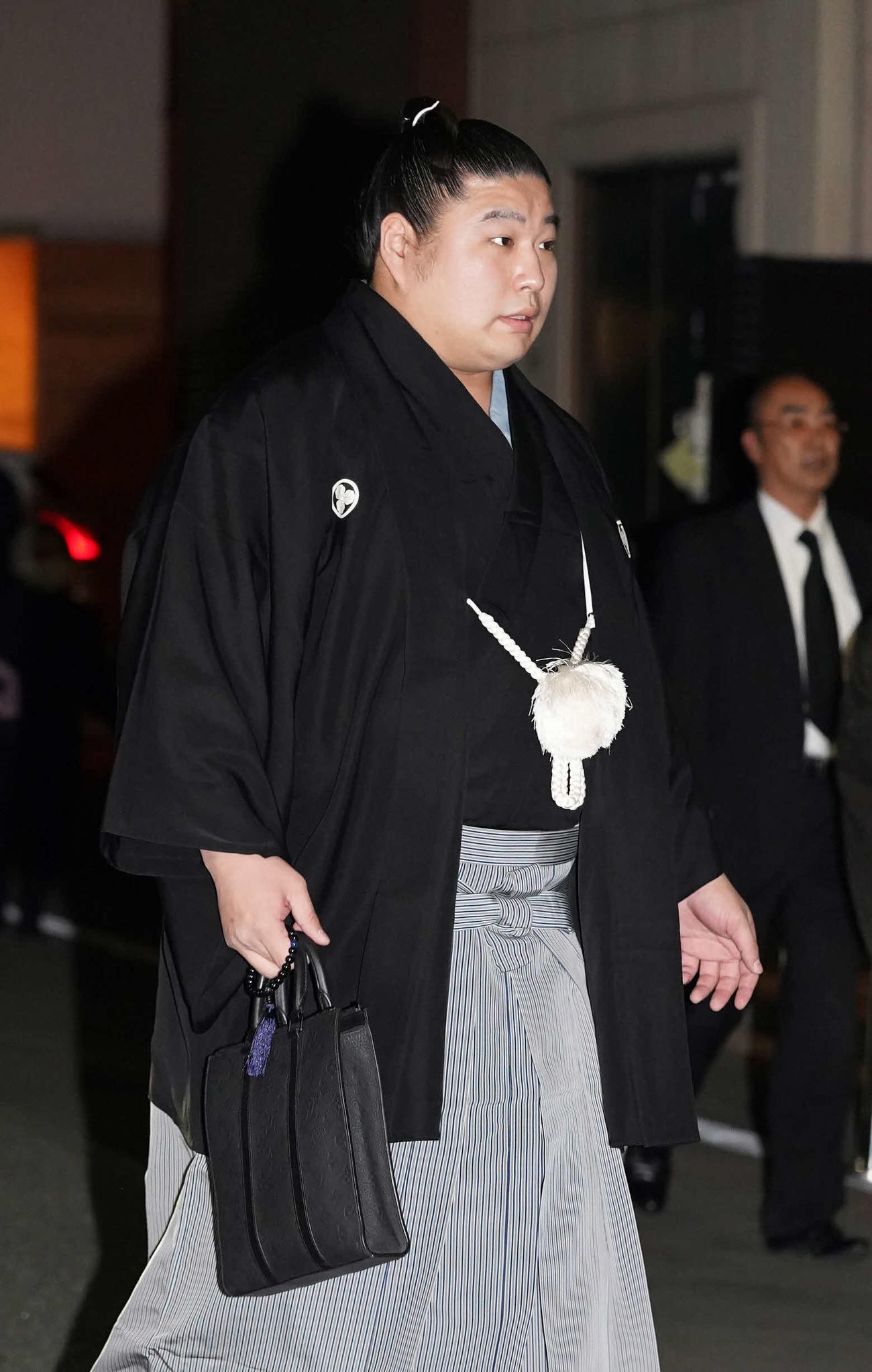 錣山親方の通夜に弔問に訪れた若元春（撮影・小沢裕）