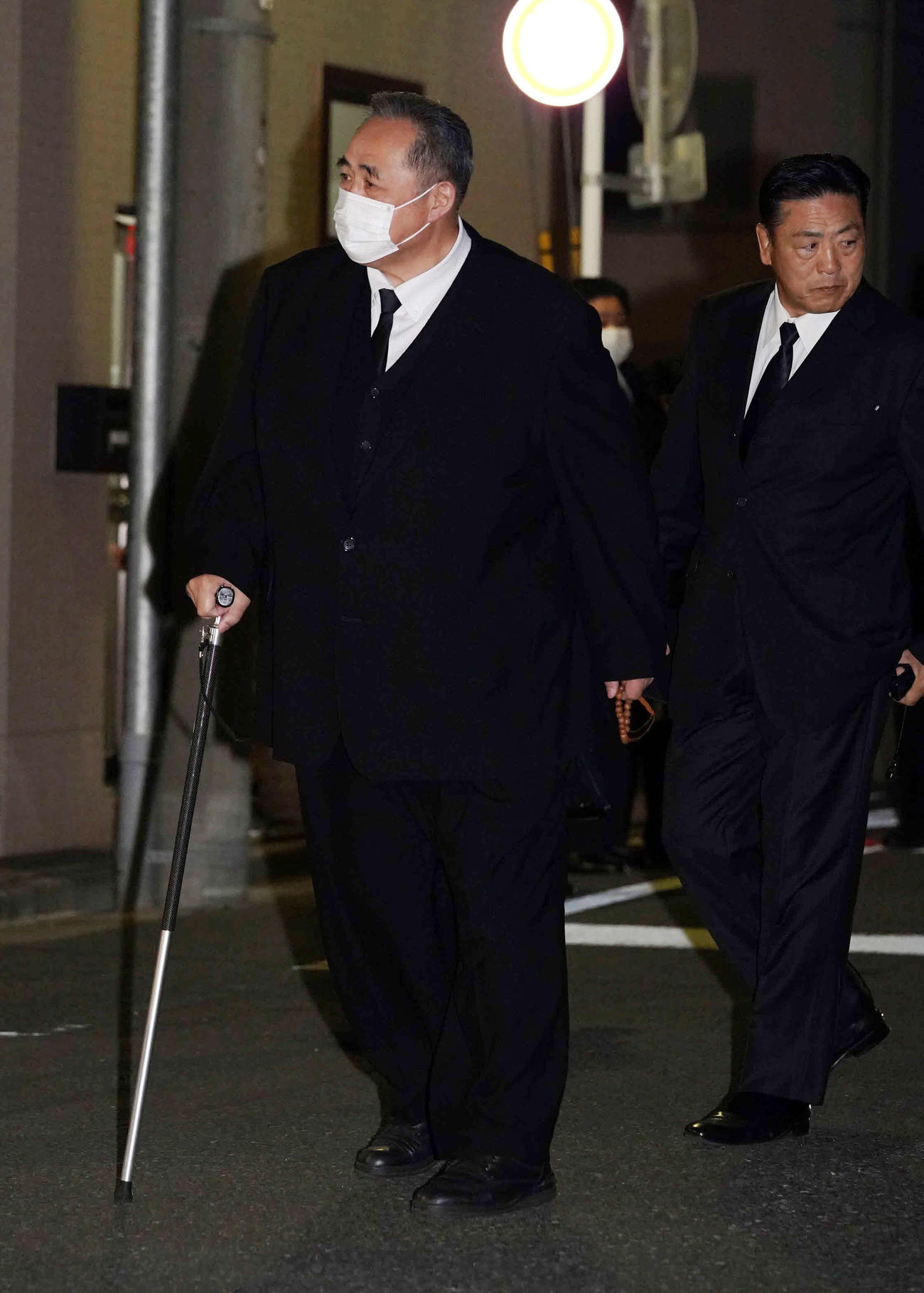 錣山親方の通夜に弔問に訪れた芝田山親方（左）と陸奥親方（撮影・小沢裕）