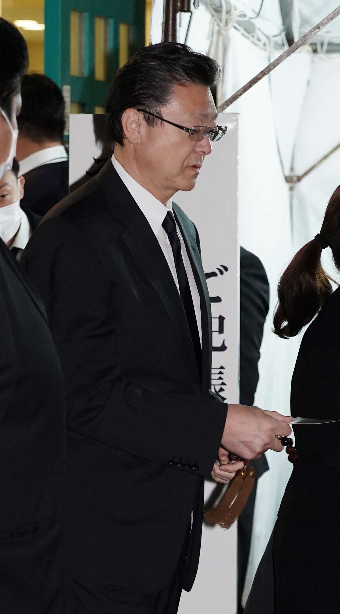 錣山親方の通夜に弔問に訪れた伊勢ケ浜親方（撮影・小沢裕）