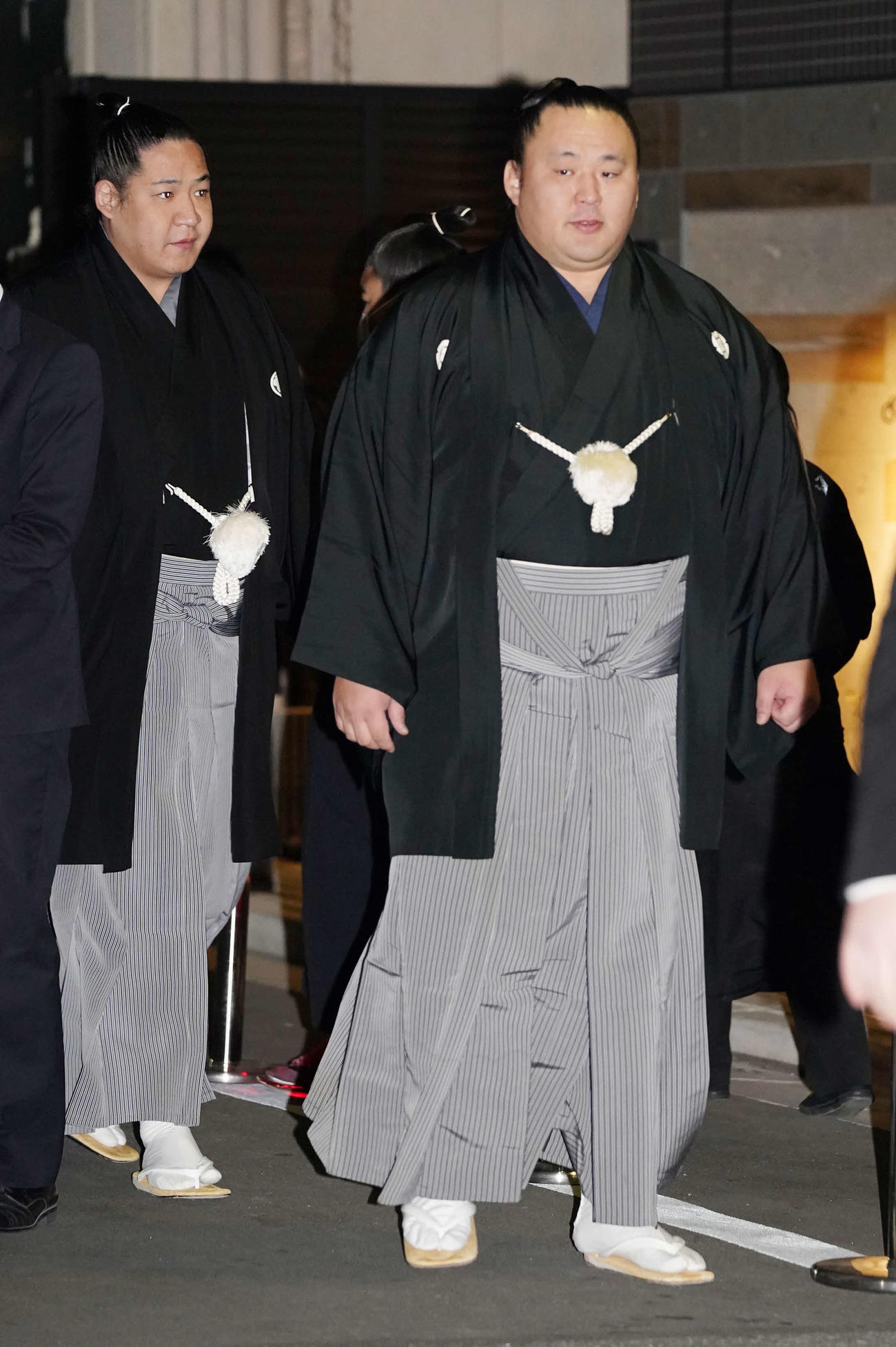 錣山親方の通夜に弔問に訪れた玉鷲（右）と玉正鳳（撮影・小沢裕）