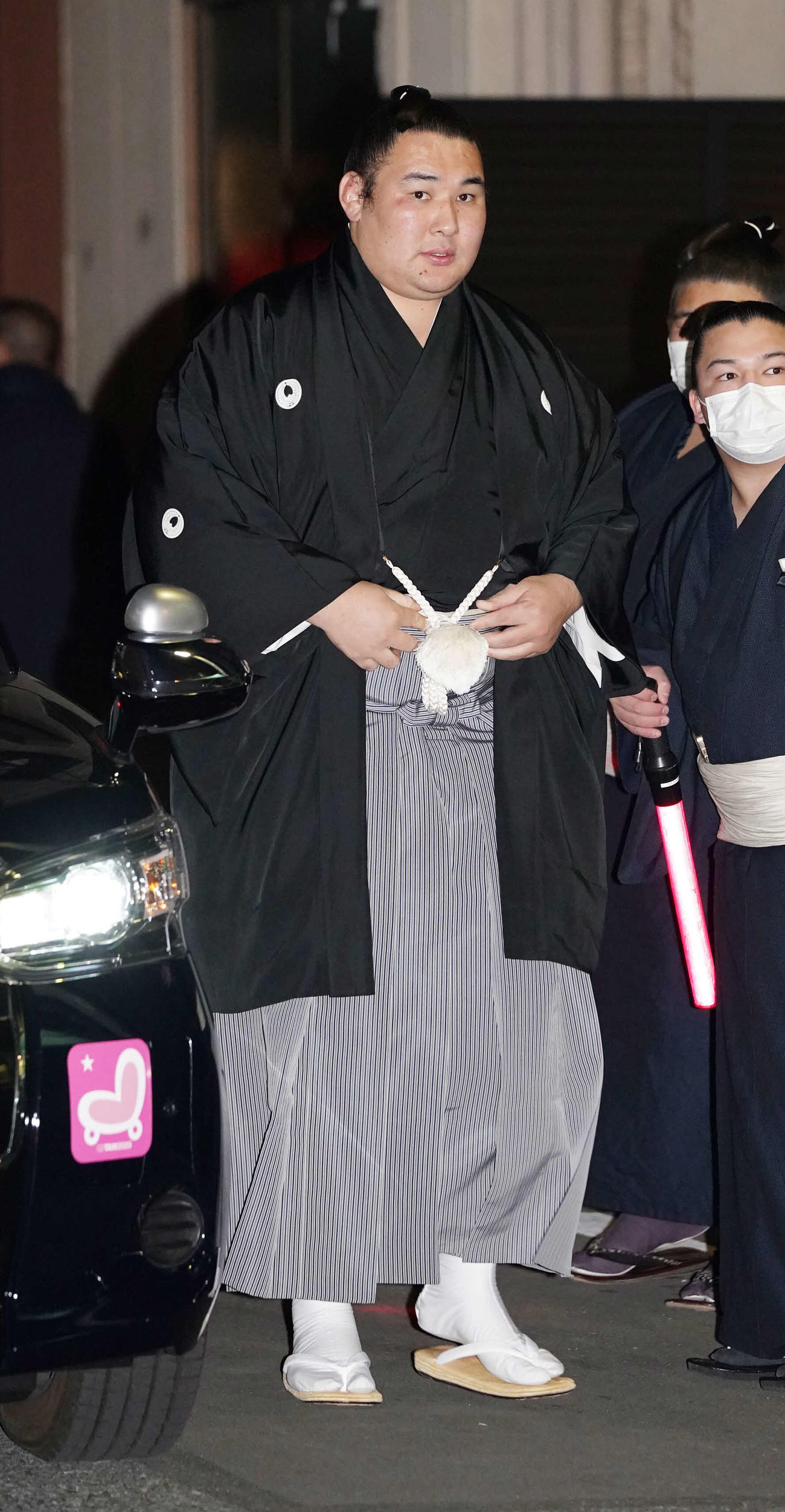 錣山親方の通夜に弔問に訪れた欧勝馬（撮影・小沢裕）