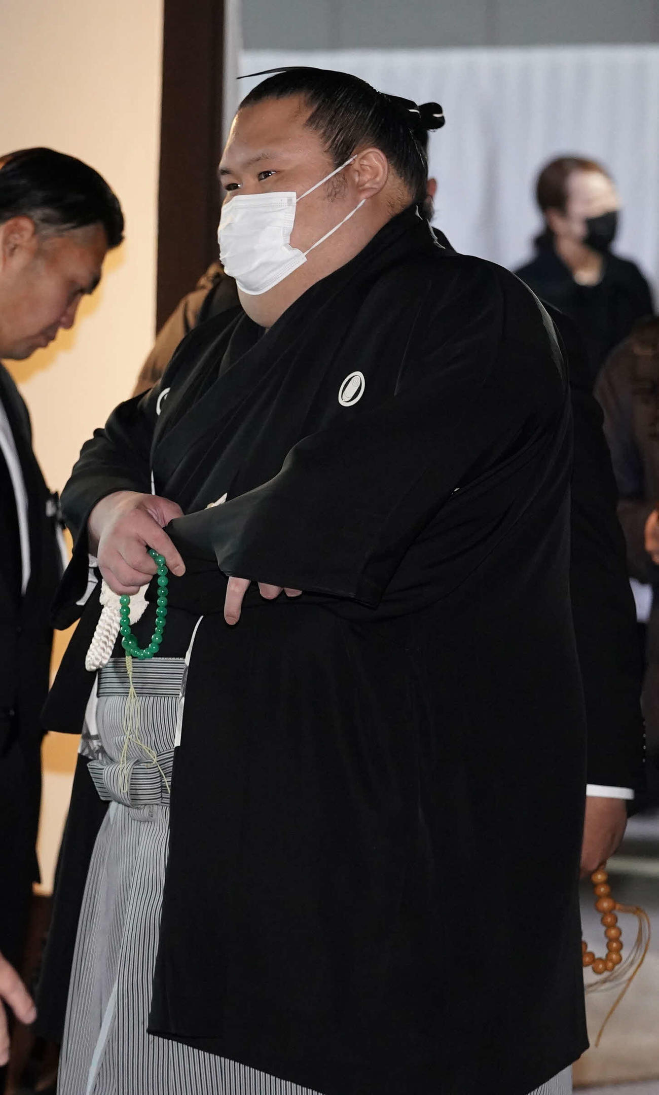 錣山親方の通夜に弔問に訪れた千代丸（撮影・小沢裕）