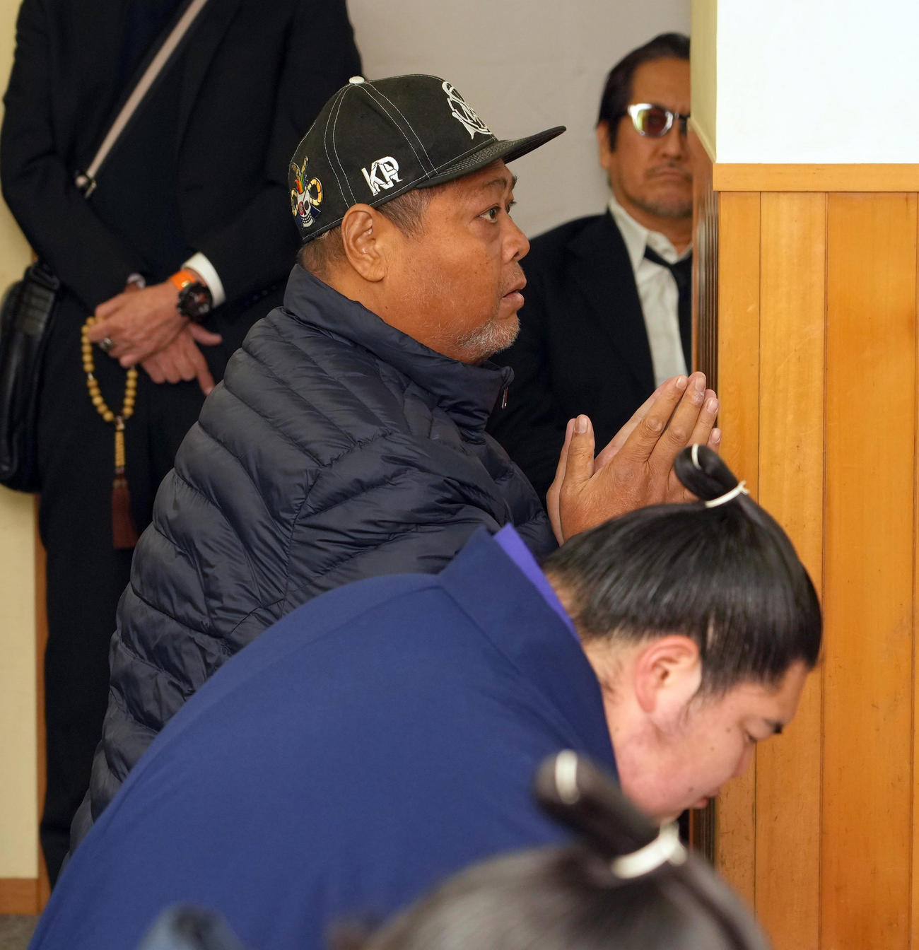 錣山親方通夜　焼香するKONISHIKI（元小錦）（代表撮影）
