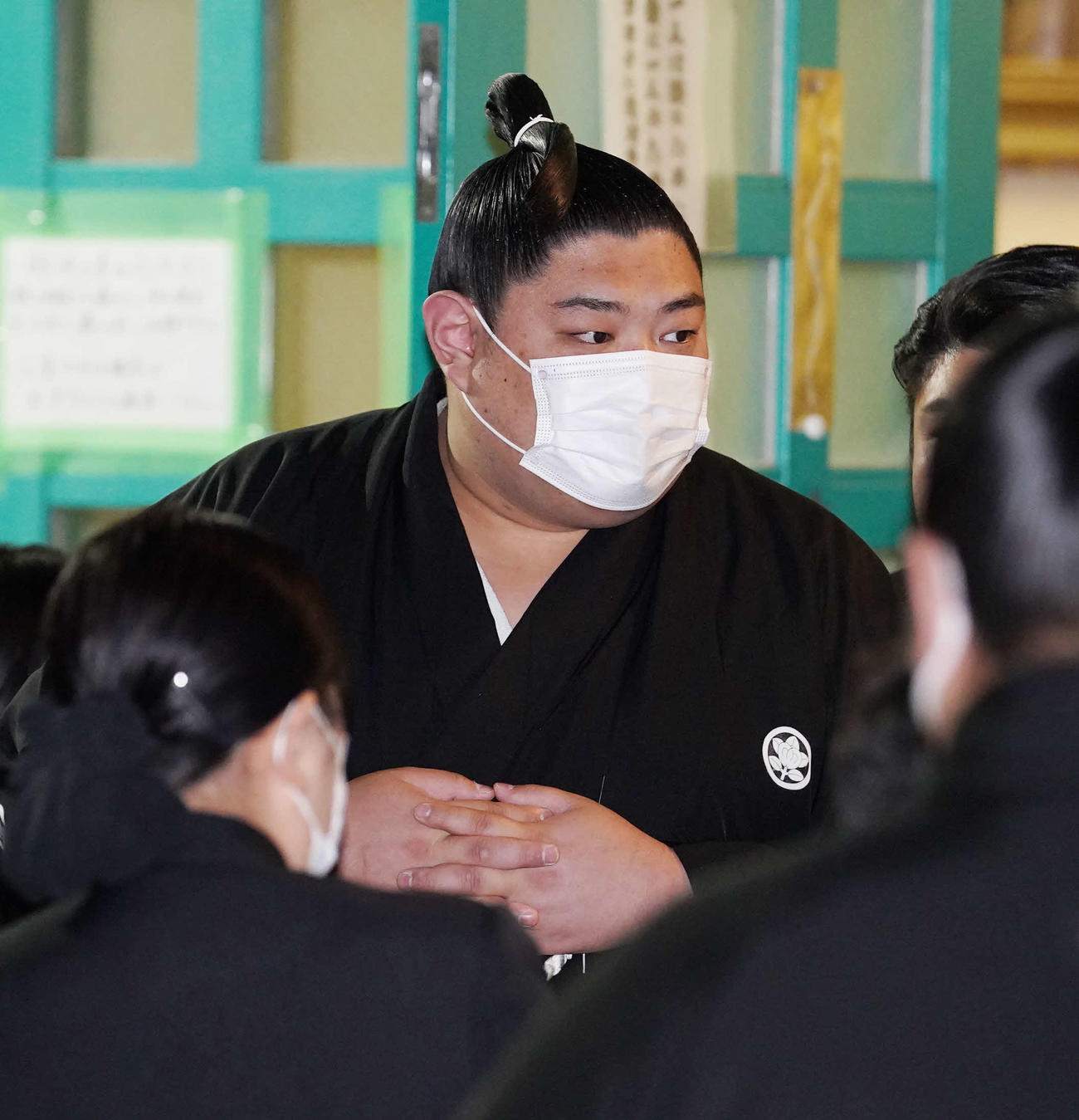 錣山親方の通夜が一段落しほっとした表情を見せる阿炎（撮影・小沢裕）