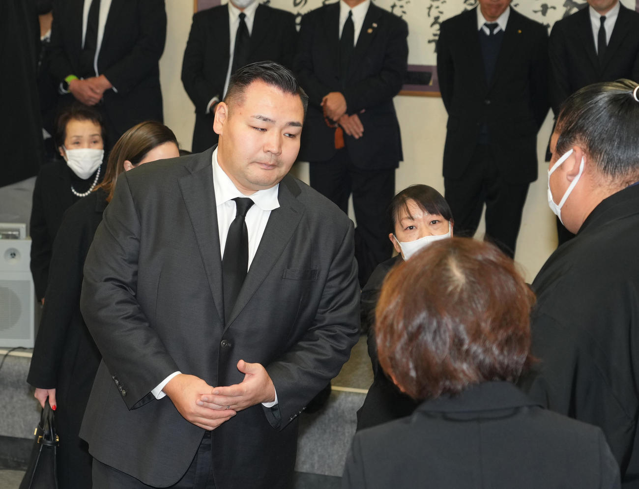 錣山親方通夜　弔問に訪れた鶴竜親方（代表撮影）