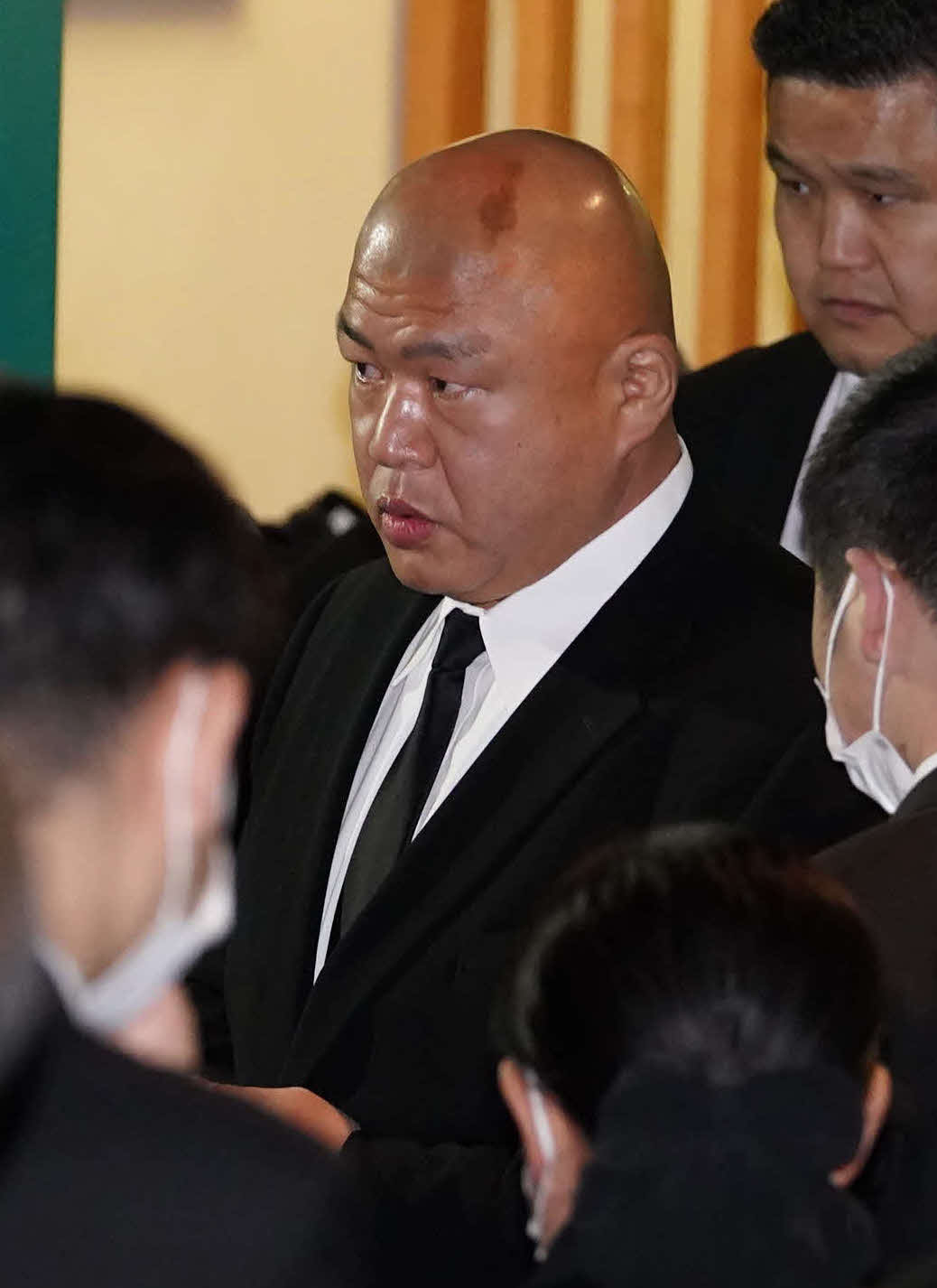 錣山親方の通夜に弔問に訪れた藤島親方（撮影・小沢裕）