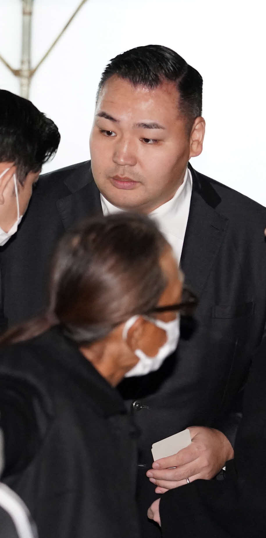 錣山親方の通夜に弔問に訪れた鶴竜親方（撮影・小沢裕）