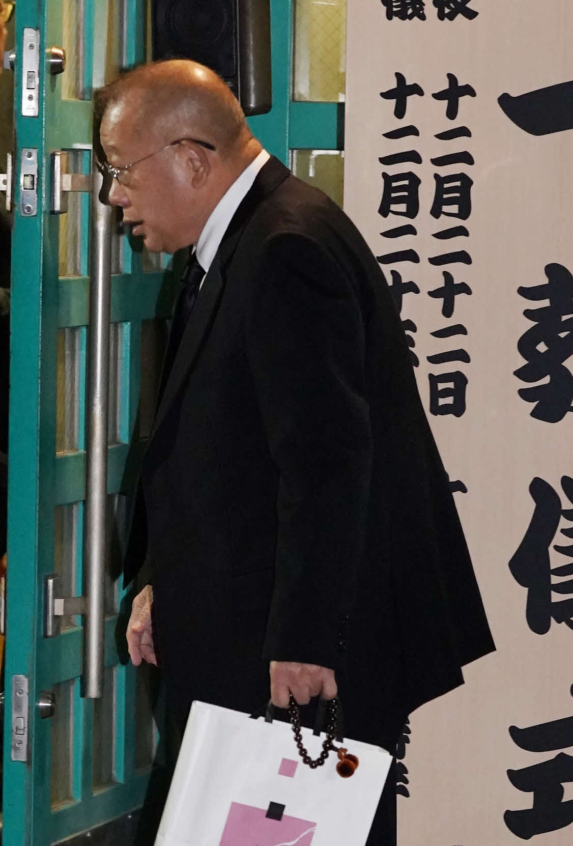 錣山親方の通夜を弔問に訪れた笑福亭鶴瓶（撮影・小沢裕）