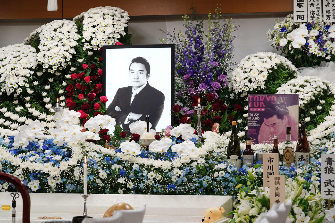通夜が営まれた錣山親方の祭壇には腕組みをする遺影と好きだったお酒のボトルなどが並んでいた（撮影・小沢裕）