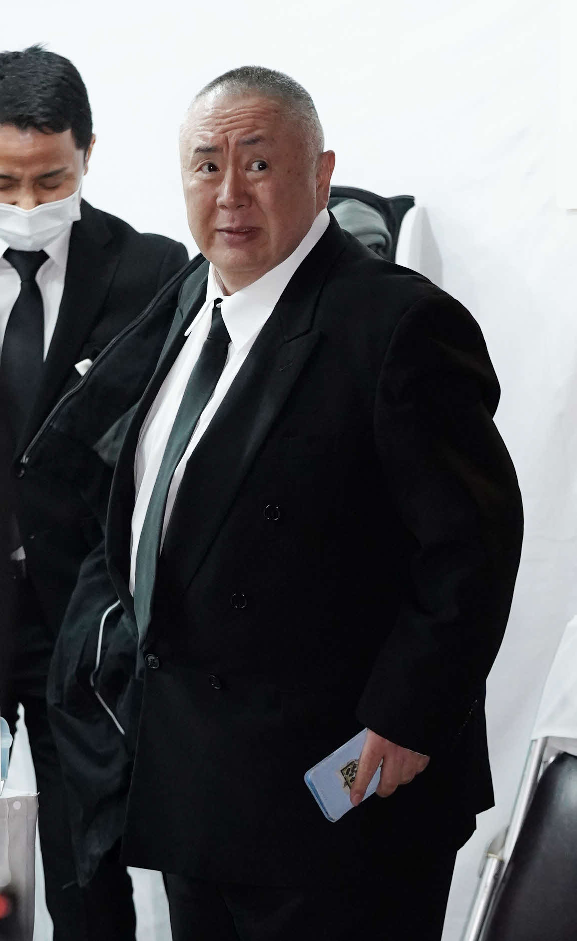 錣山親方の通夜に弔問に訪れた松村邦洋（撮影・小沢裕）
