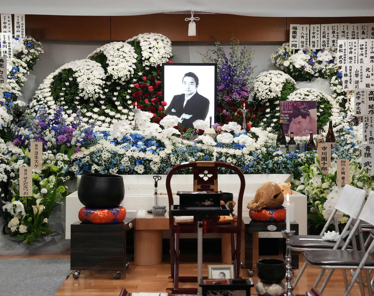 通夜が営まれた錣山親方の祭壇には腕組みをする遺影と好きだったお酒のボトルなどが並んでいた（撮影・小沢裕）