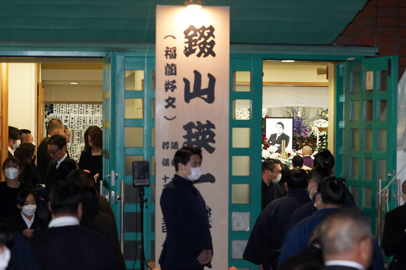 錣山親方の通夜が営まれた錣山部屋には大勢の弔問客が詰め掛けた（撮影・小沢裕）