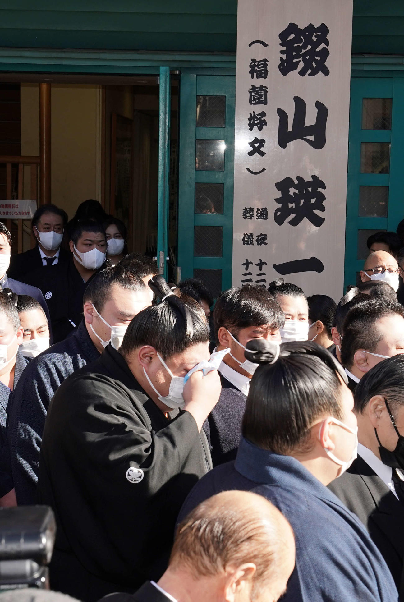 錣山親方の葬儀で号泣する阿炎（撮影・小沢裕）