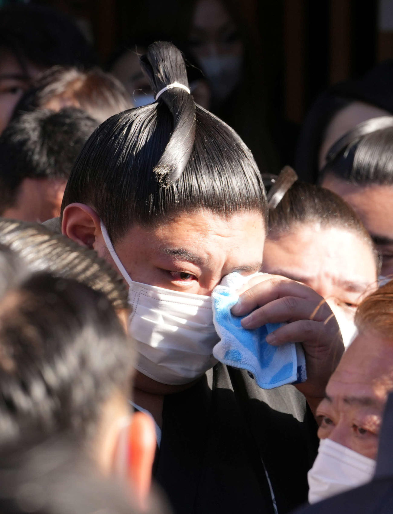 錣山親方の葬儀で号泣する阿炎（撮影・小沢裕）