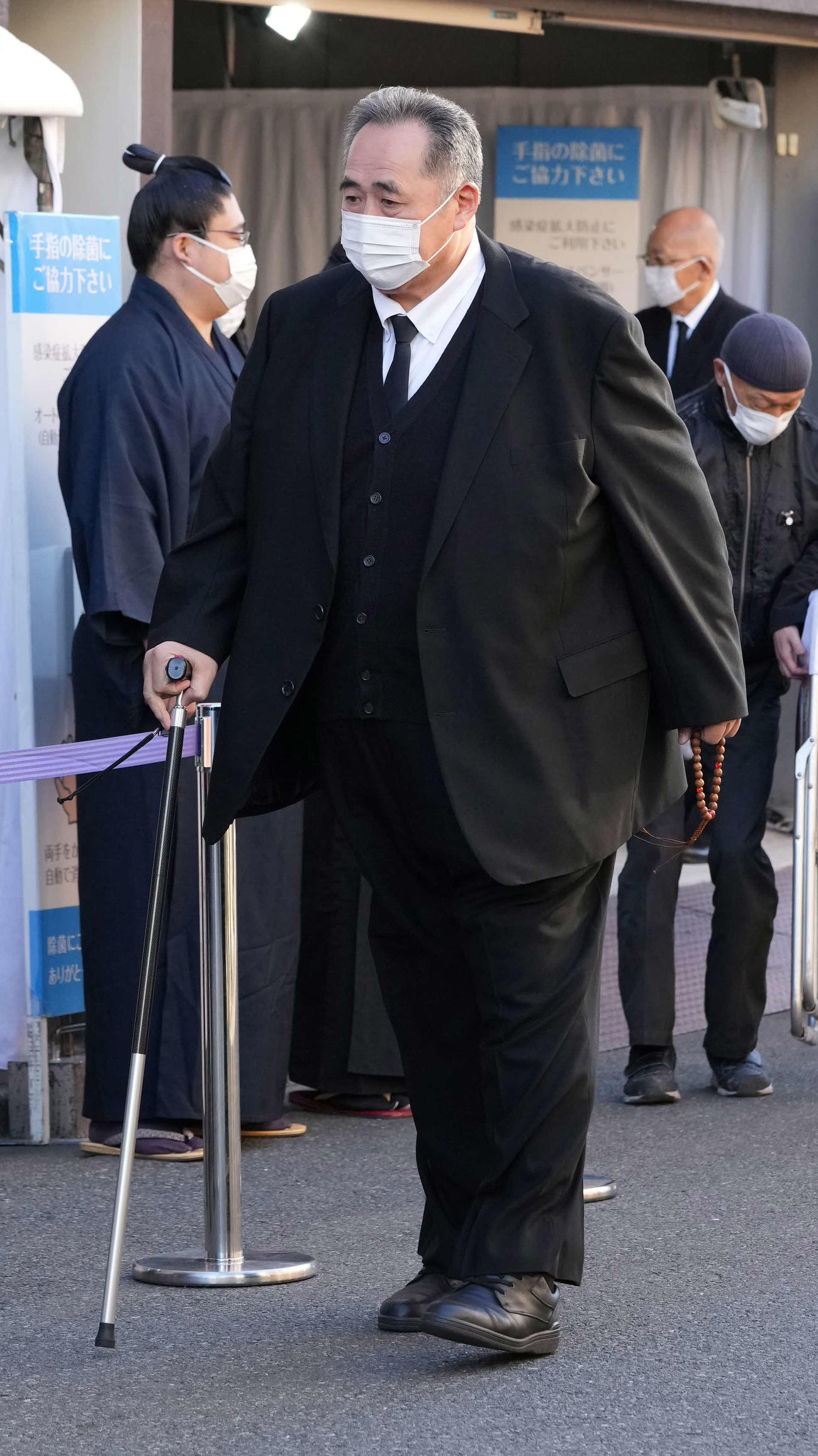 錣山親方の葬儀に参列する芝田山親方（撮影・小沢裕）