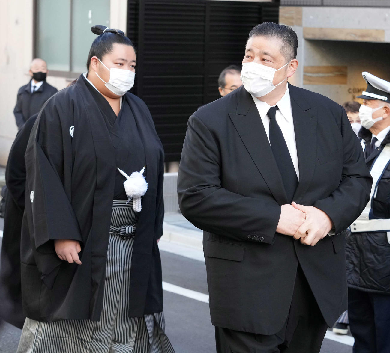 錣山親方の葬儀に参列する佐渡ケ嶽親方（右）と琴ノ若（撮影・小沢裕）