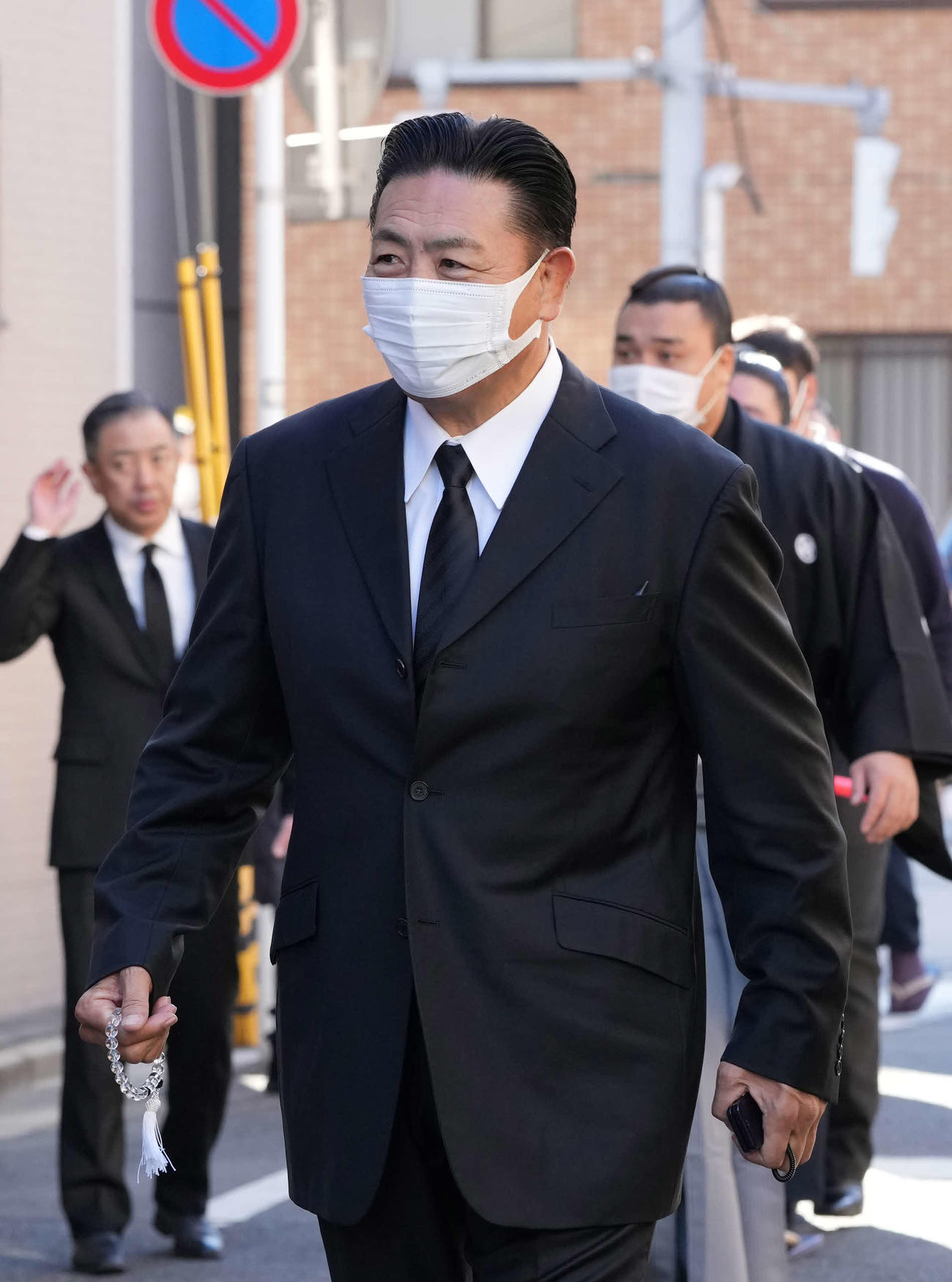 錣山親方の葬儀に参列する陸奥親方（撮影・小沢裕）
