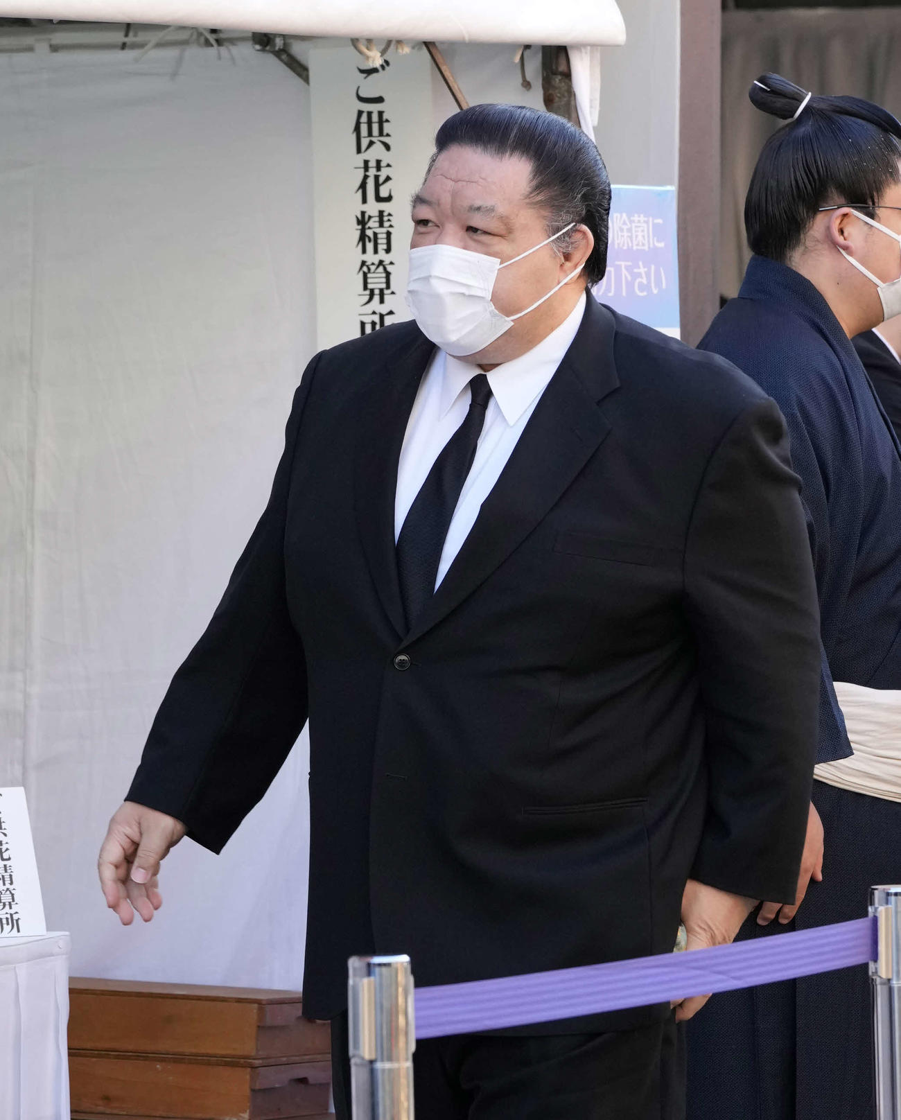 錣山親方の葬儀に参列する浅香山親方（撮影・小沢裕）