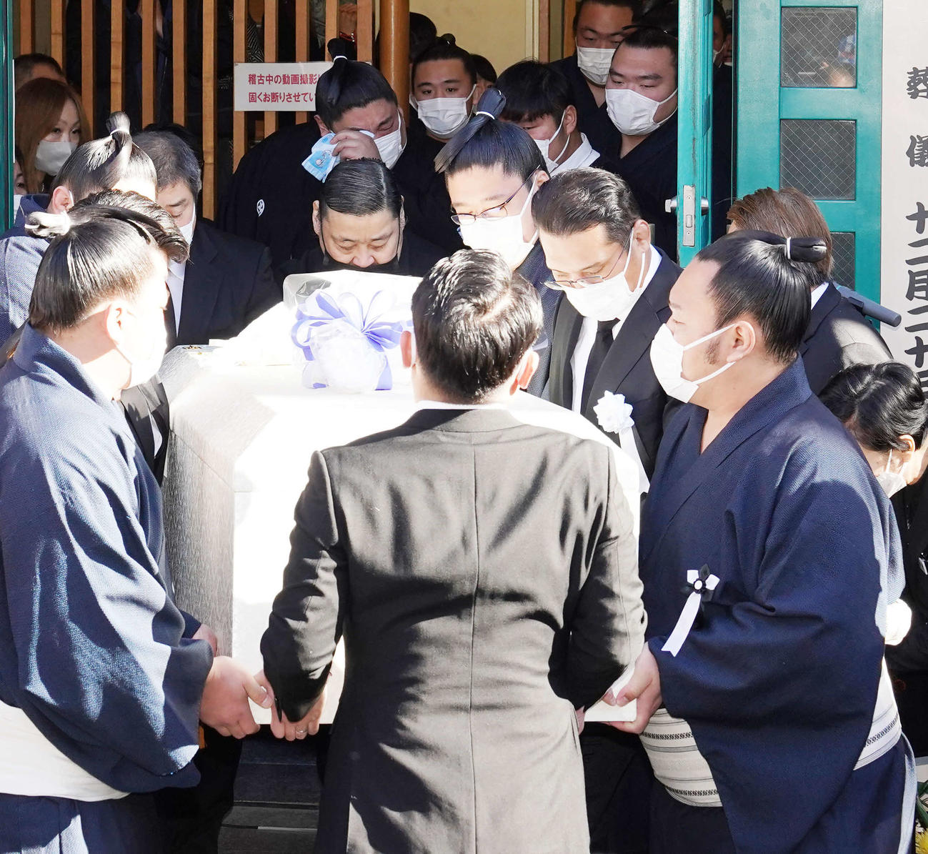 錣山親方の棺が立田川親方（手前右から2人目）ら関係者により運ばれた。中央奥は号泣する阿炎（撮影・小沢裕）