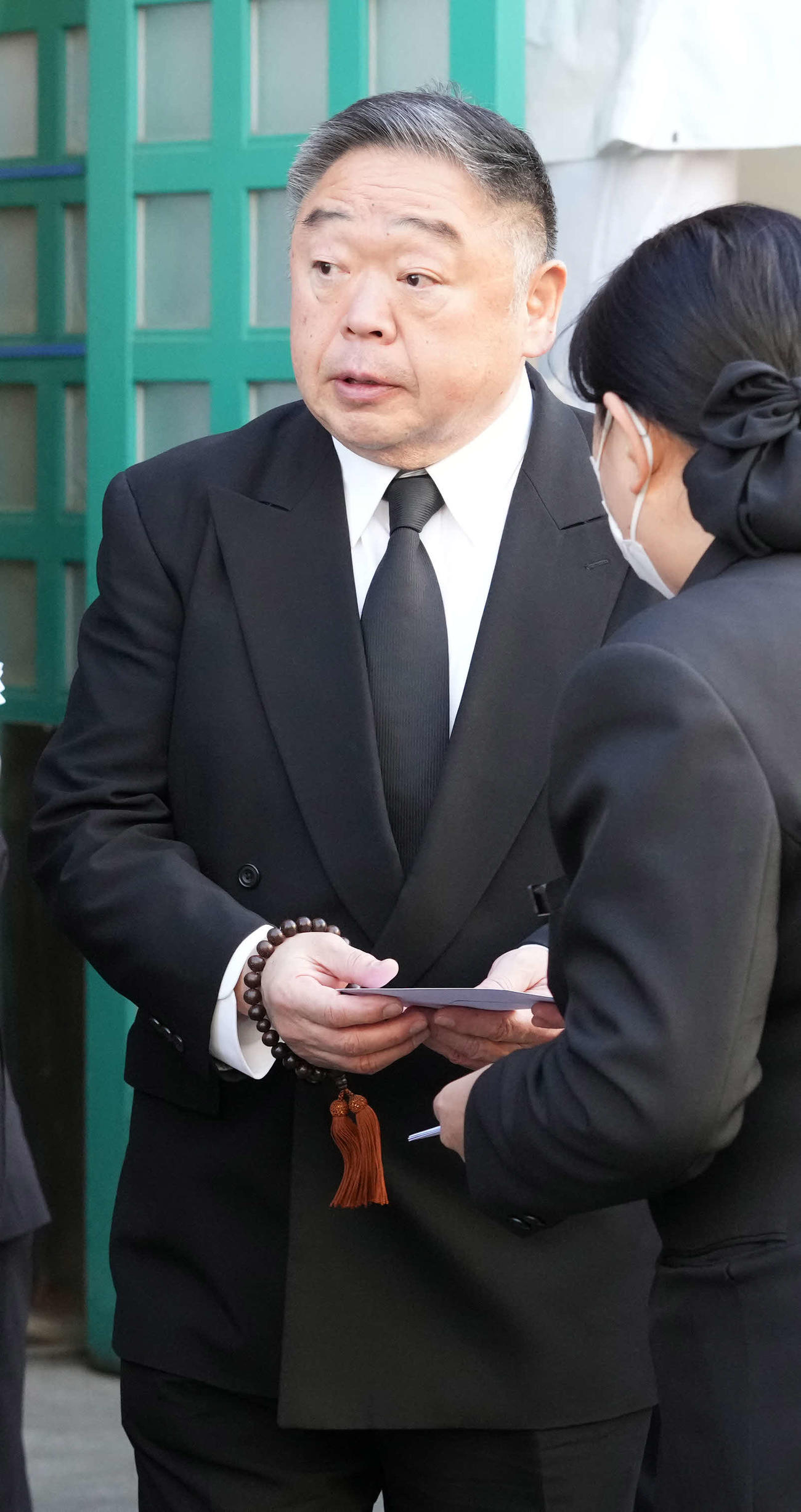 錣山親方の葬儀に参列する常盤山親方（撮影・小沢裕）