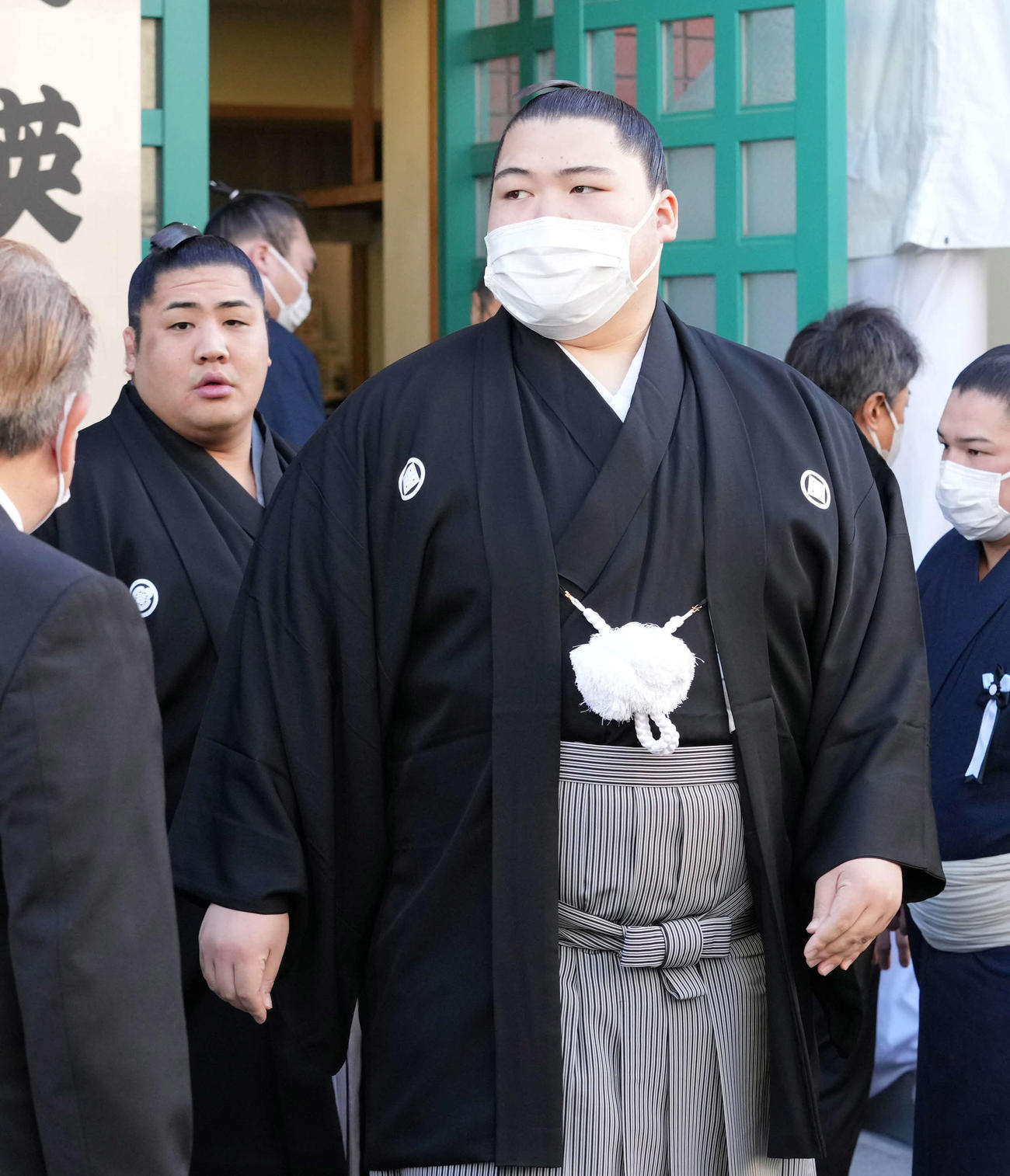 錣山親方の葬儀に参列する王鵬（撮影・小沢裕）