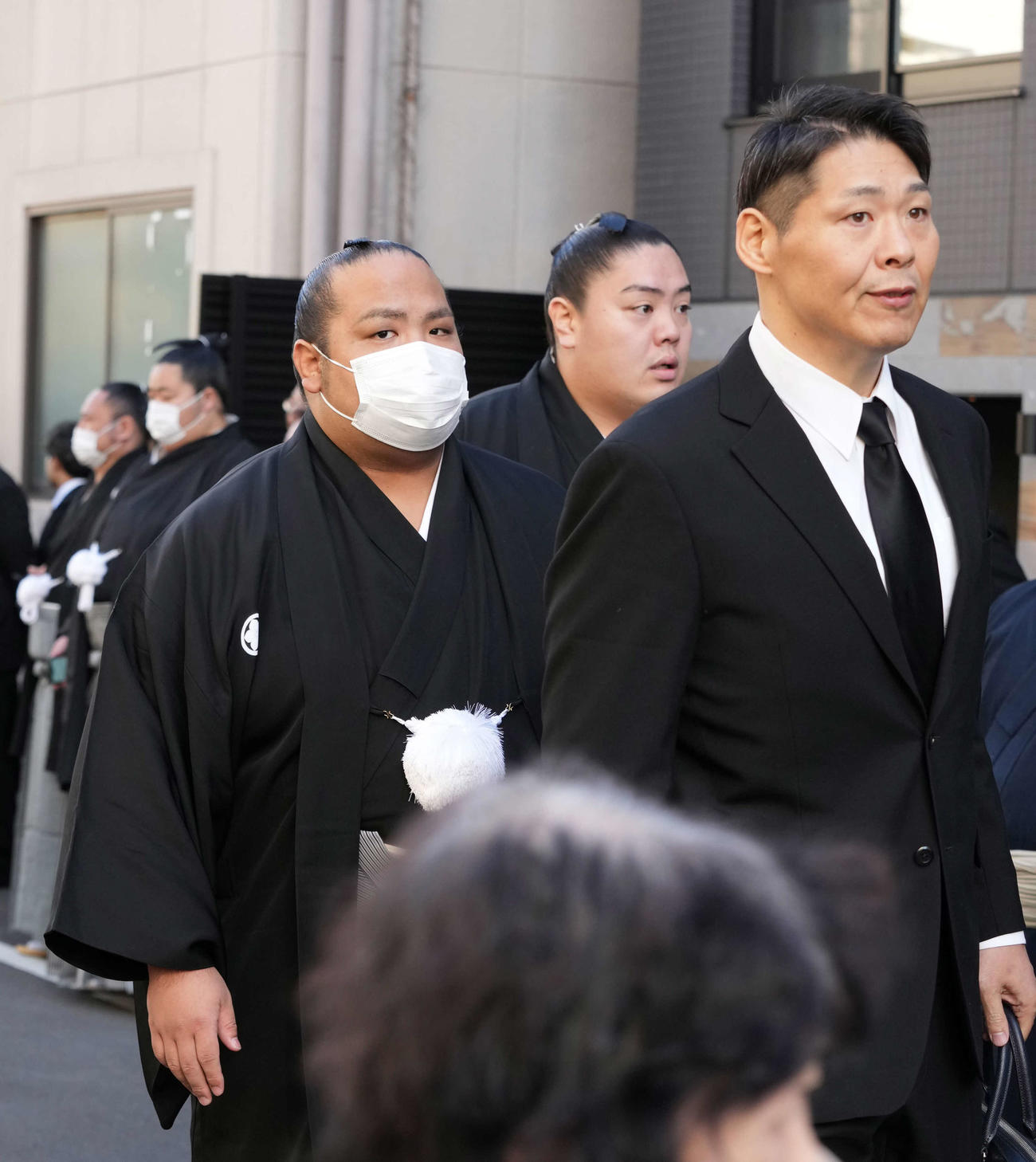 錣山親方の葬儀に参列する、左から島津海、一山本、放駒親方（撮影・小沢裕）