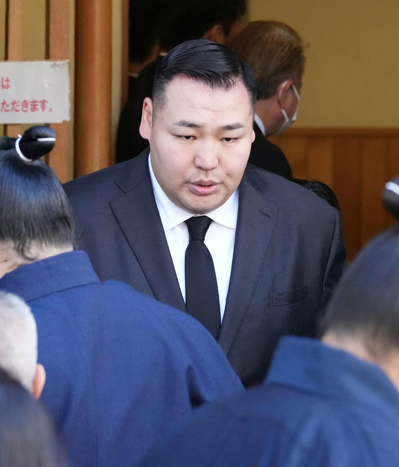 錣山親方の葬儀に参列する鶴竜親方（撮影・小沢裕）