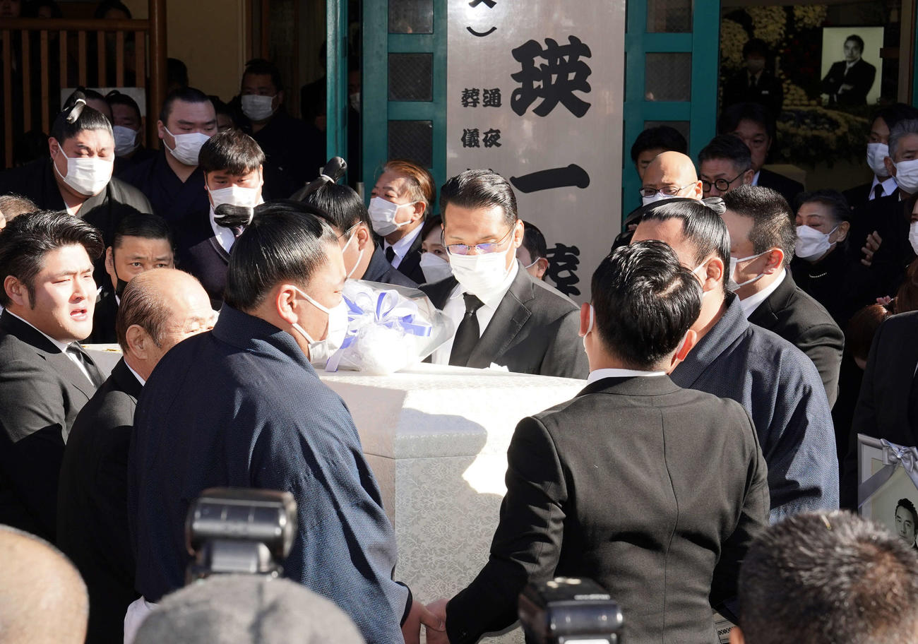錣山親方の棺が立田川親方（中央）ら関係者により運ばれた。後方奥は号泣する阿炎（撮影・小沢裕）