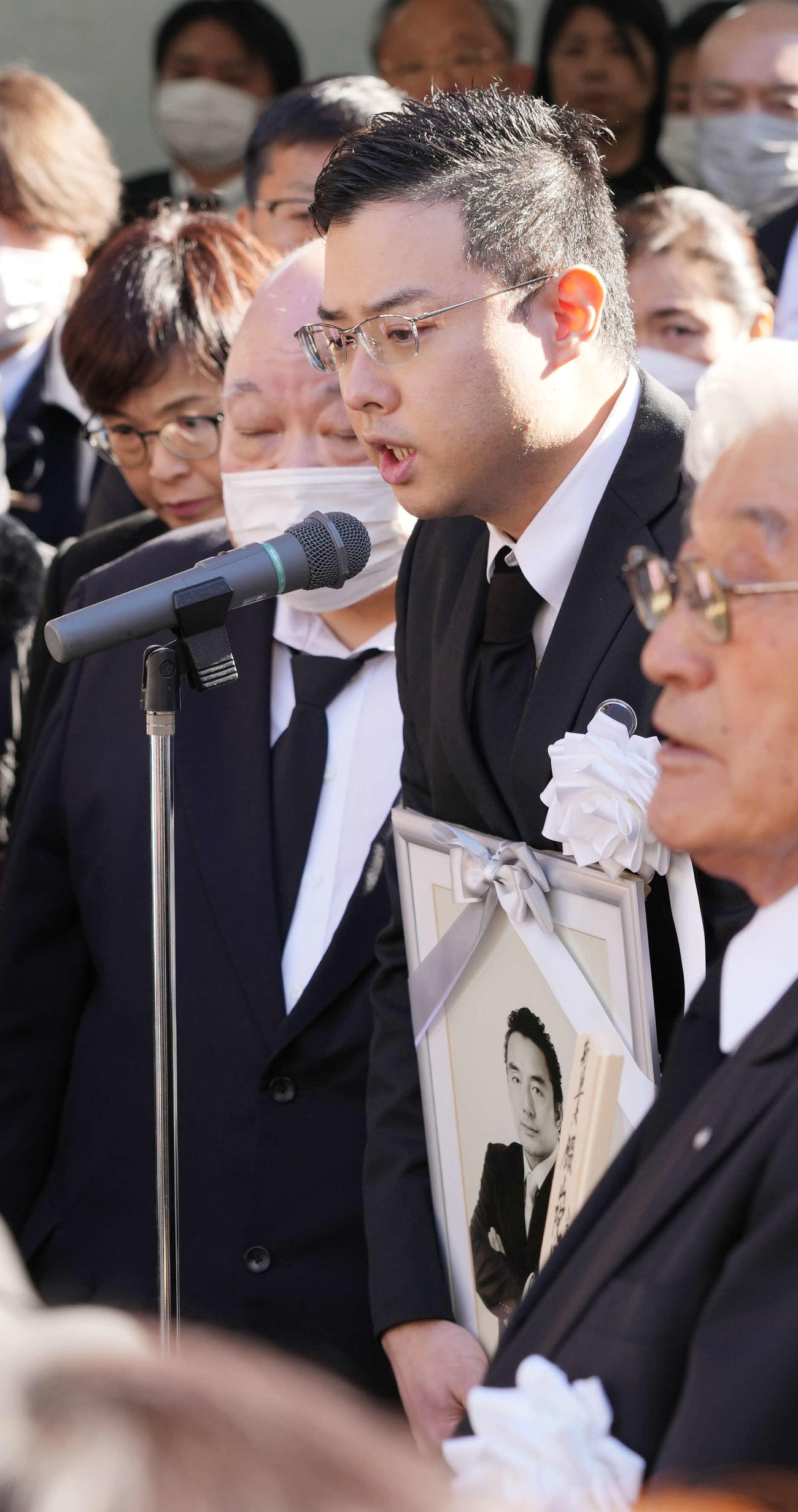 錣山親方の葬儀であいさつする長男の福薗晴也さん（撮影・小沢裕）
