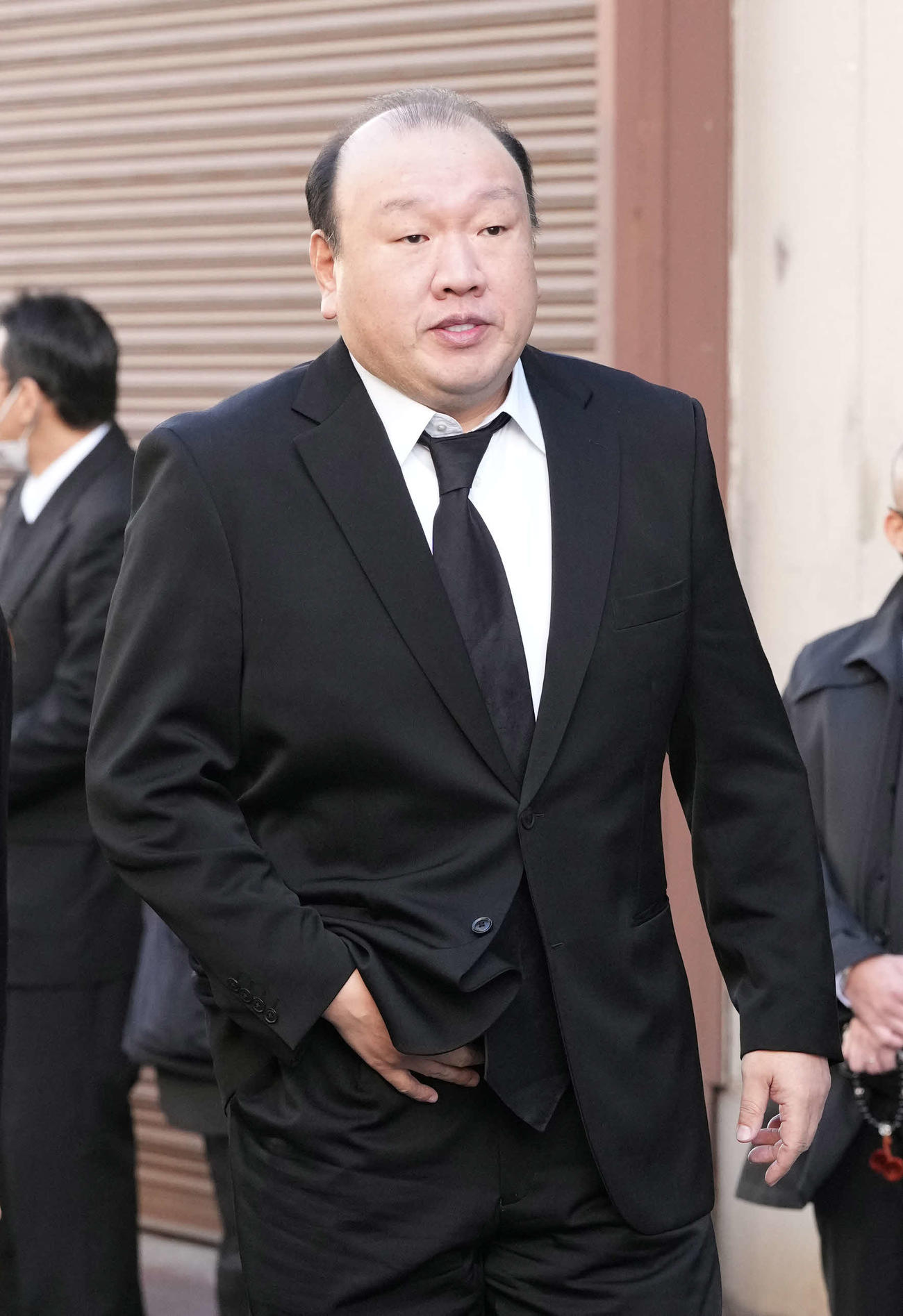 錣山親方の葬儀に参列する山響親方（撮影・小沢裕）