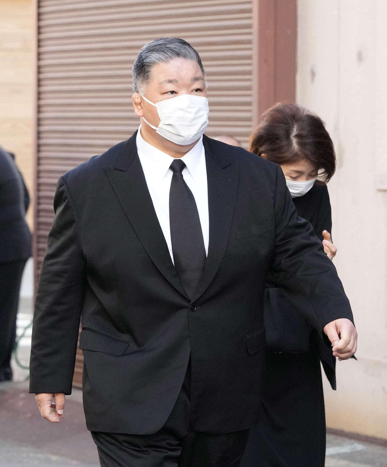錣山親方の葬儀に参列する高田川親方（撮影・小沢裕）