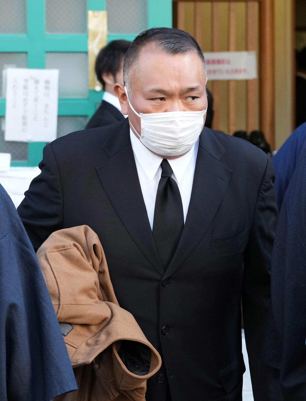 錣山親方の葬儀に参列する浦風親方（撮影・小沢裕）