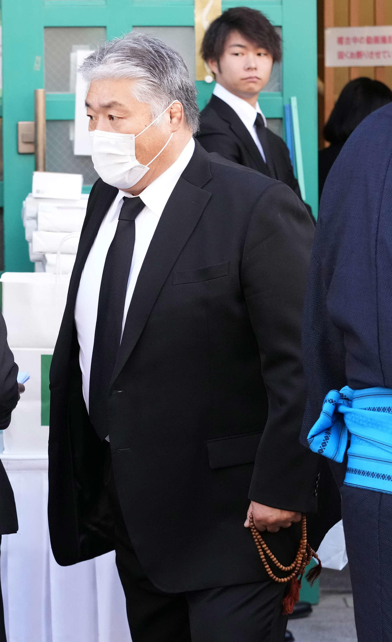 錣山親方の葬儀に参列する大嶽親方（撮影・小沢裕）