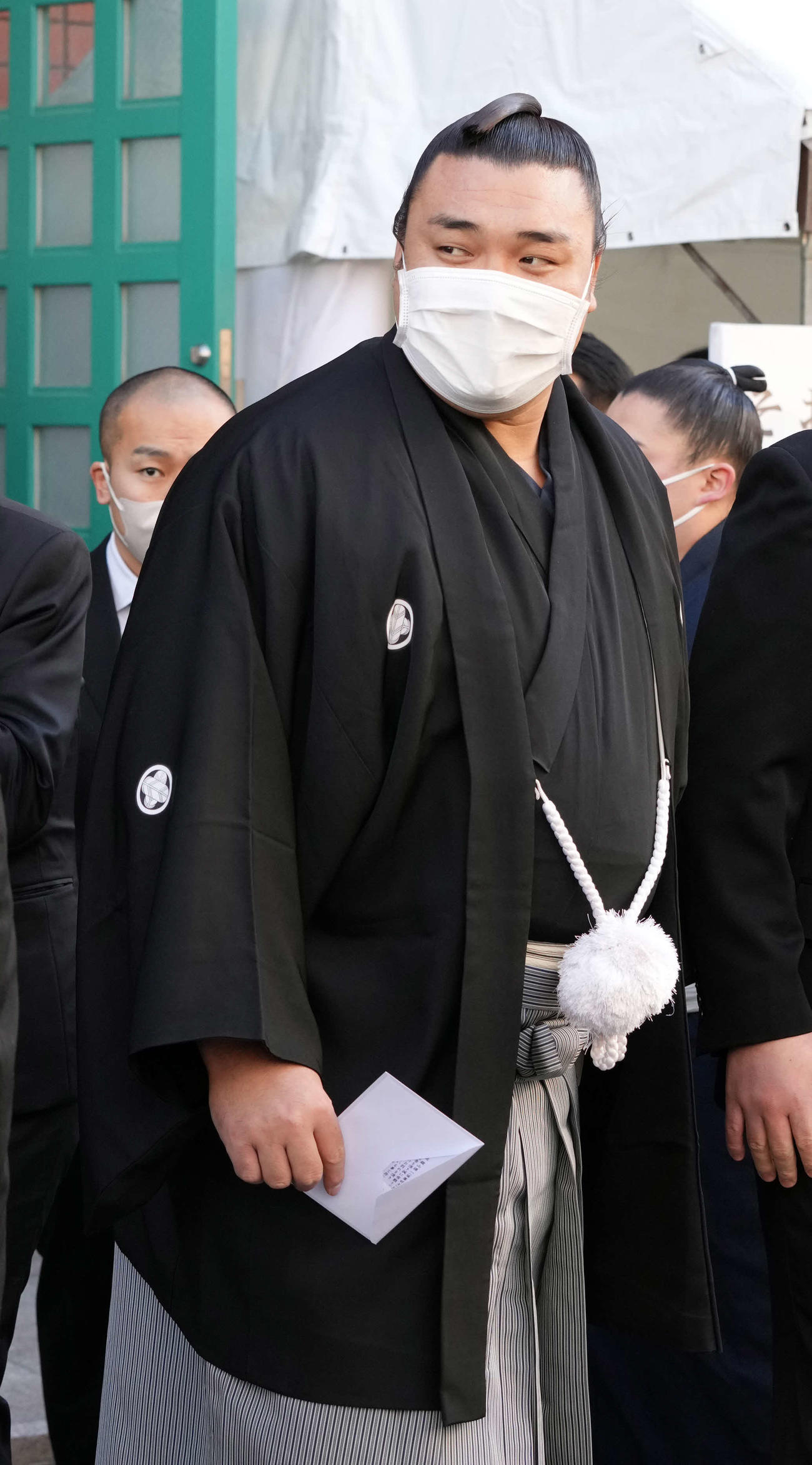 錣山親方の葬儀に参列する霧島（撮影・小沢裕）
