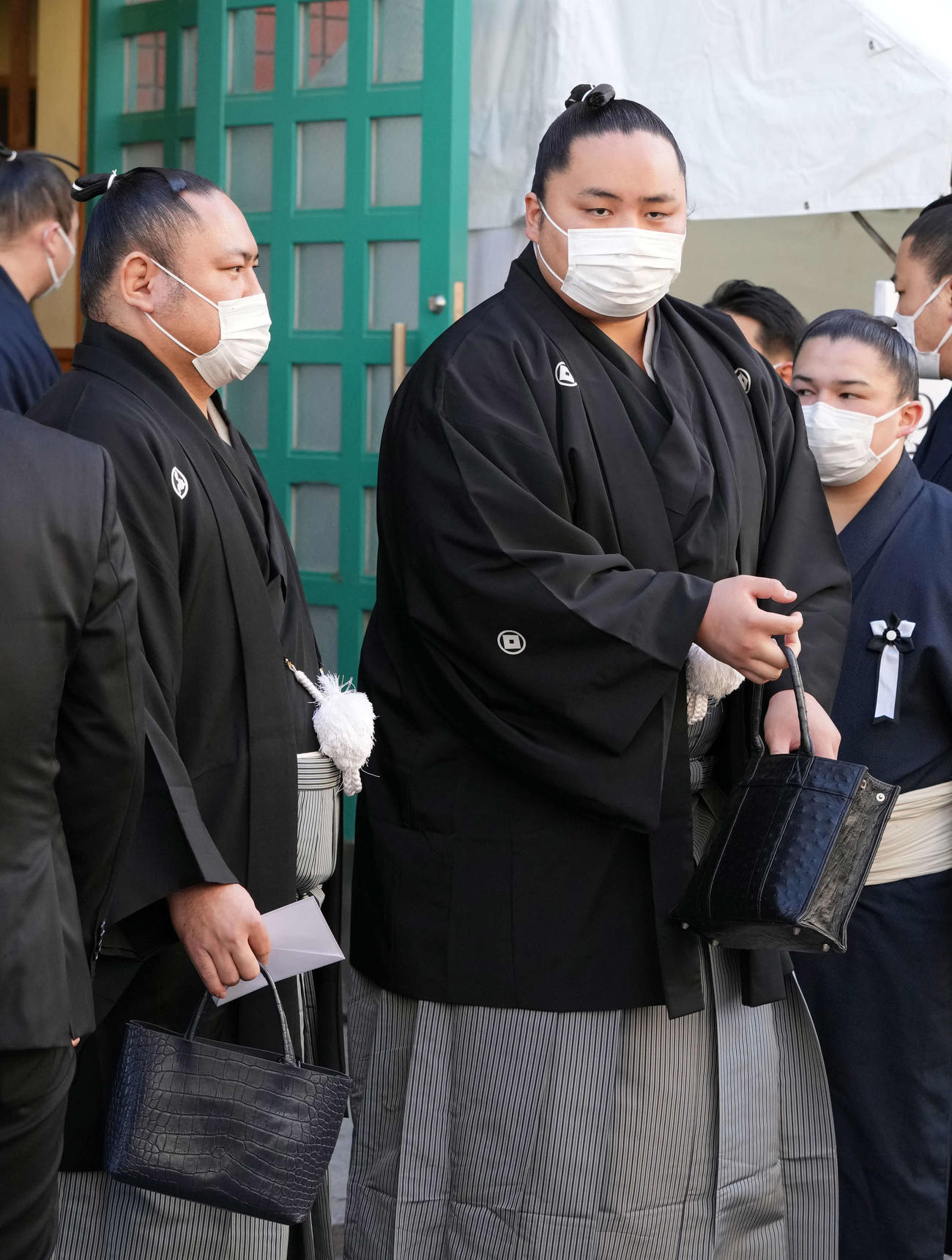 錣山親方の葬儀に参列する琴恵光（左）と琴勝峰（撮影・小沢裕）