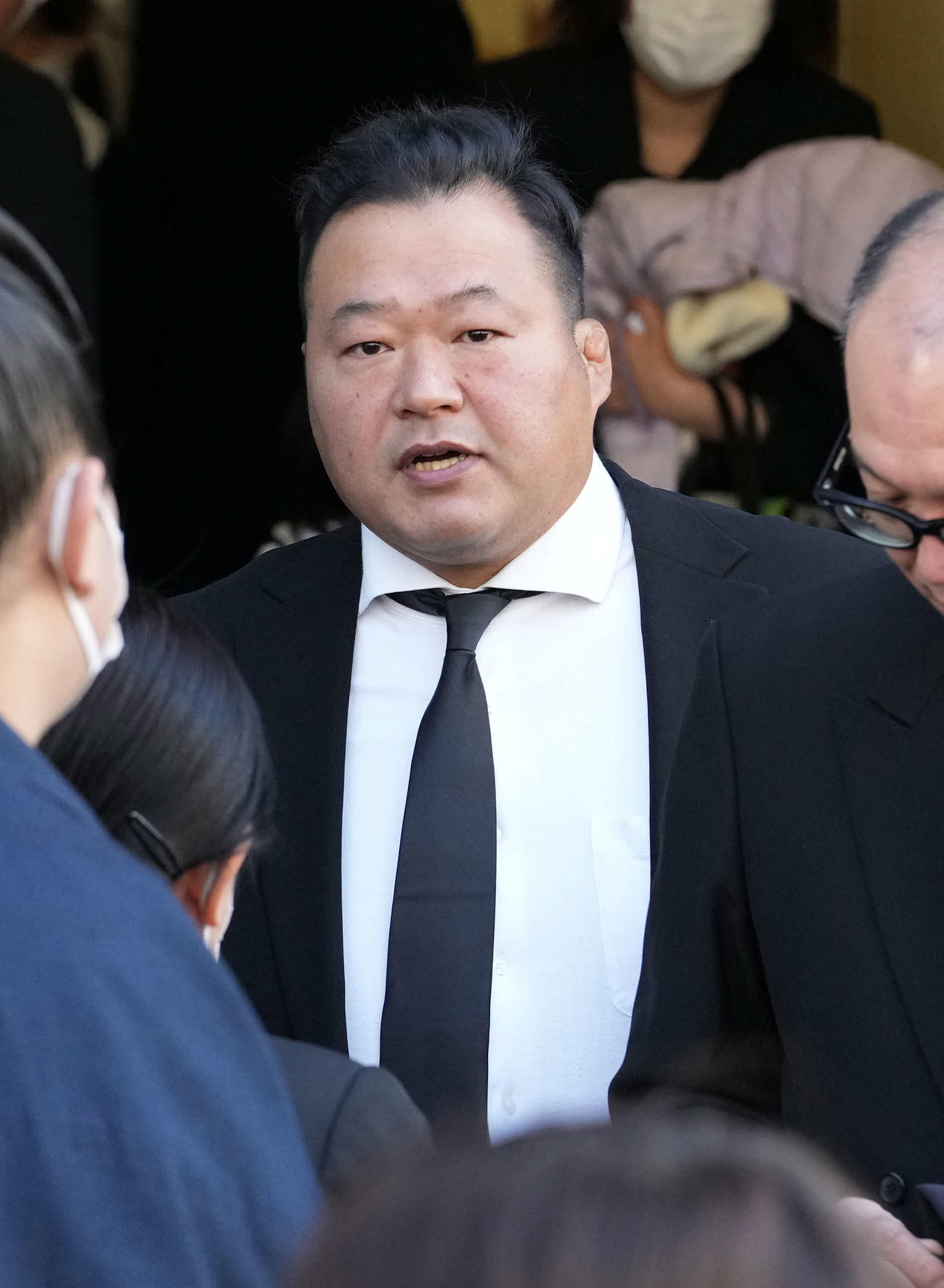 錣山親方の葬儀に参列する豊ノ島（撮影・小沢裕）