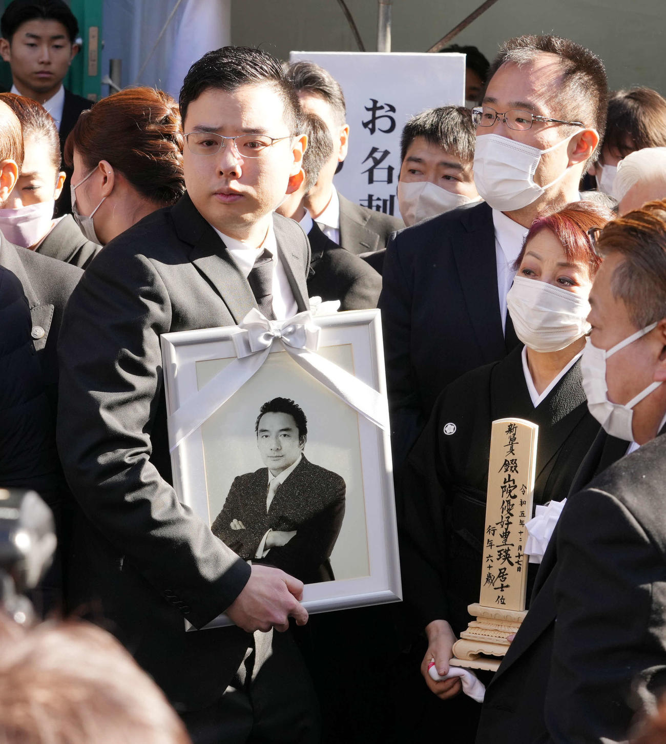 錣山親方の葬儀で遺影を持つ長男の晴也さん（左）と喪主の福薗伊津美さん（撮影・小沢裕）
