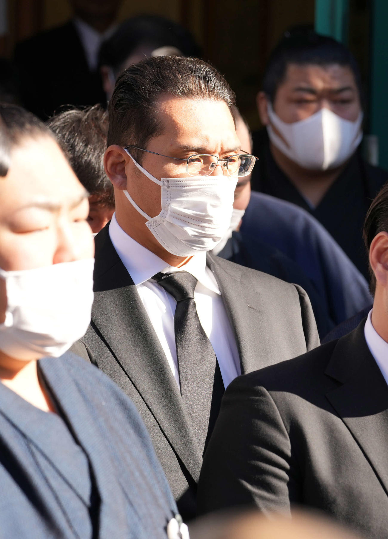 錣山親方の葬儀に臨む立田川親方（撮影・小沢裕）