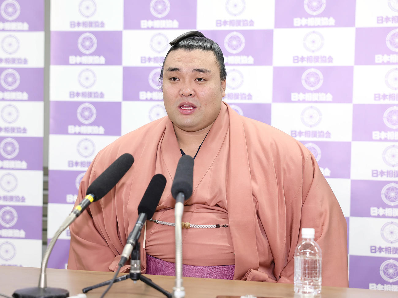 大相撲初場所の番付が発表され、会見に臨む大関霧島（撮影・足立雅史）