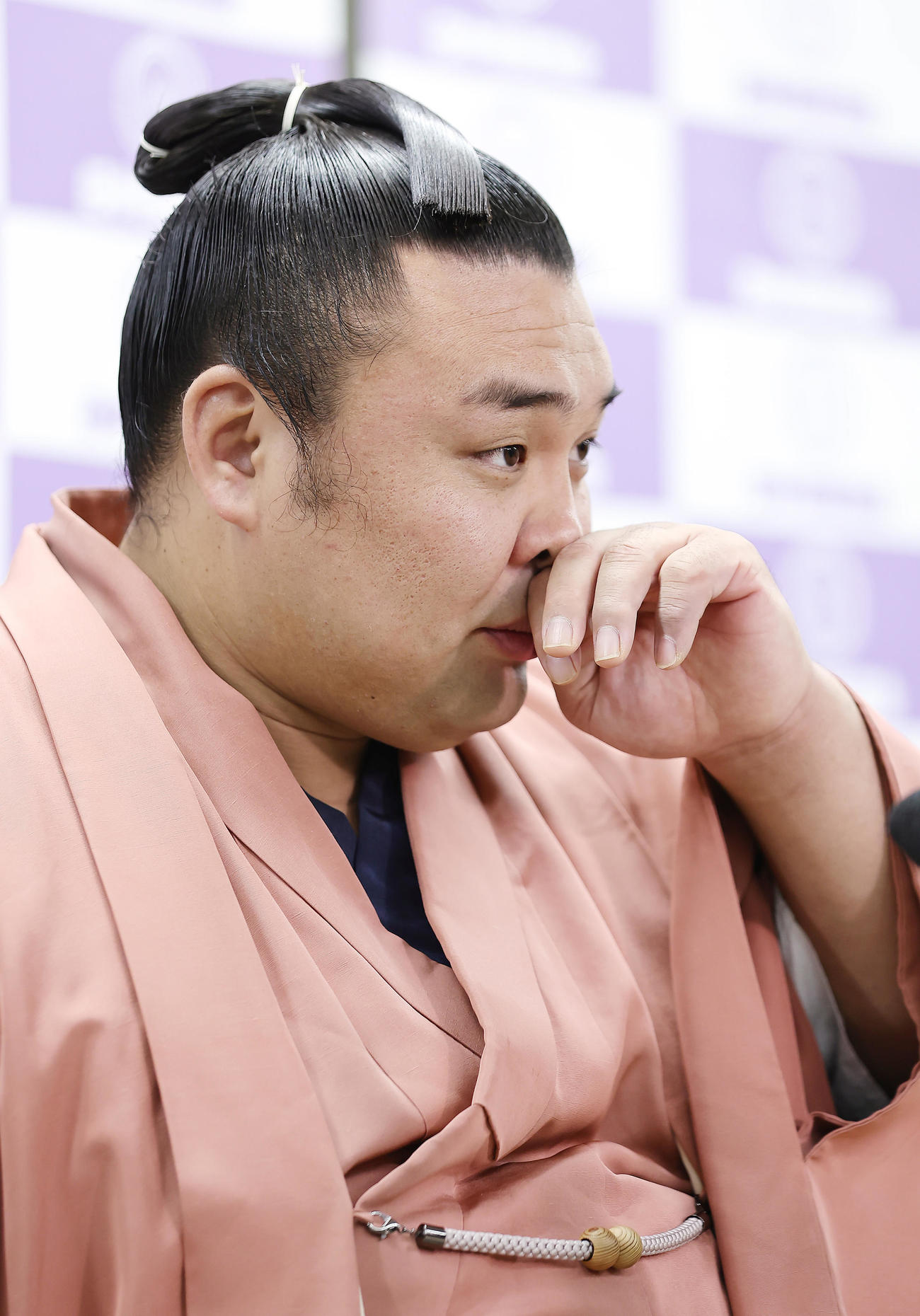 大相撲初場所の番付が発表され、会見ではなをすする大関霧島（撮影・足立雅史）