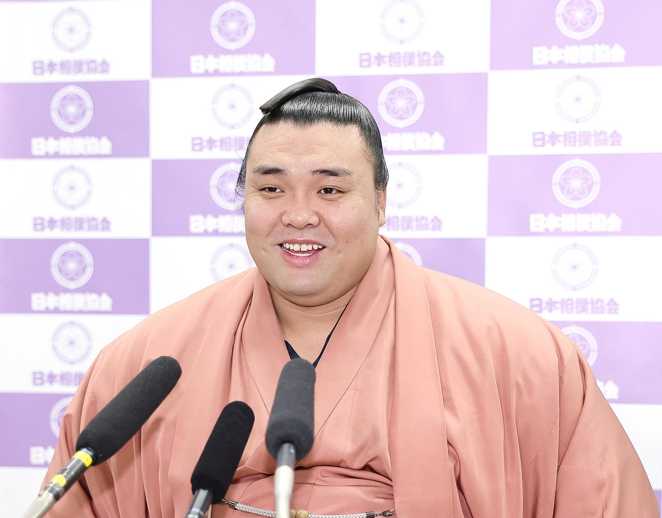 大相撲初場所の番付が発表され、会見で笑顔を見せる大関霧島（撮影・足立雅史）