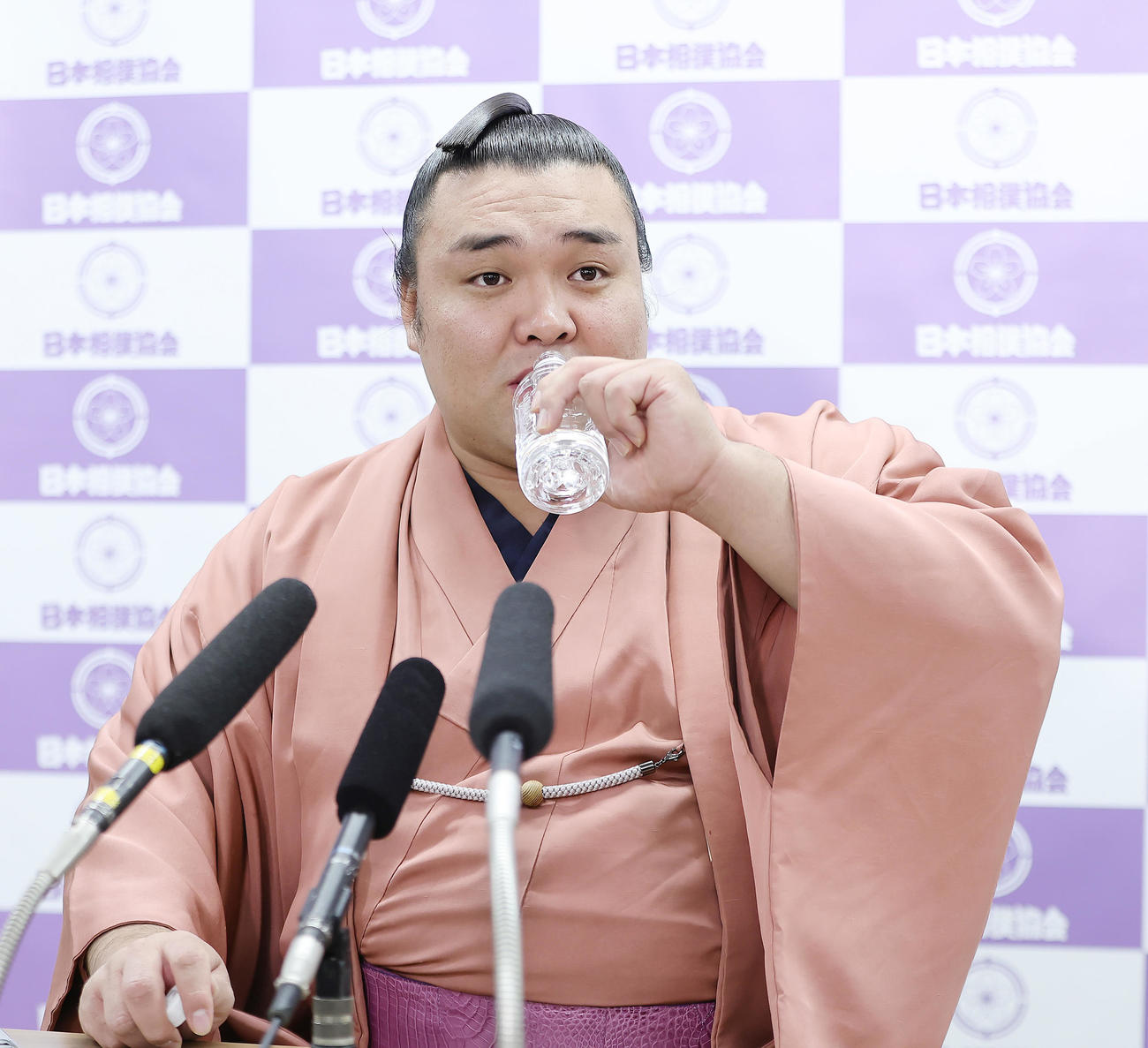 大相撲初場所の番付が発表され、会見で水を飲む大関霧島（撮影・足立雅史）