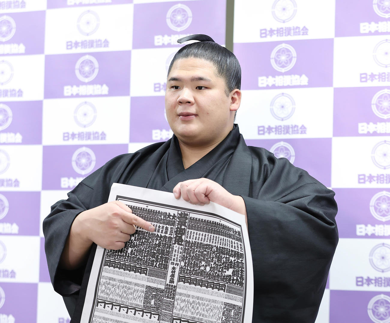 番付表を指さす宇良（撮影・足立雅史）