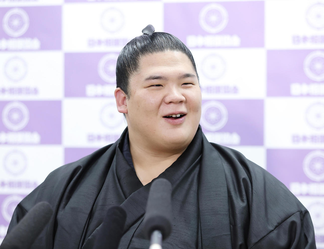 初場所の番付が発表され、会見で笑顔を見せる宇良（撮影・足立雅史）