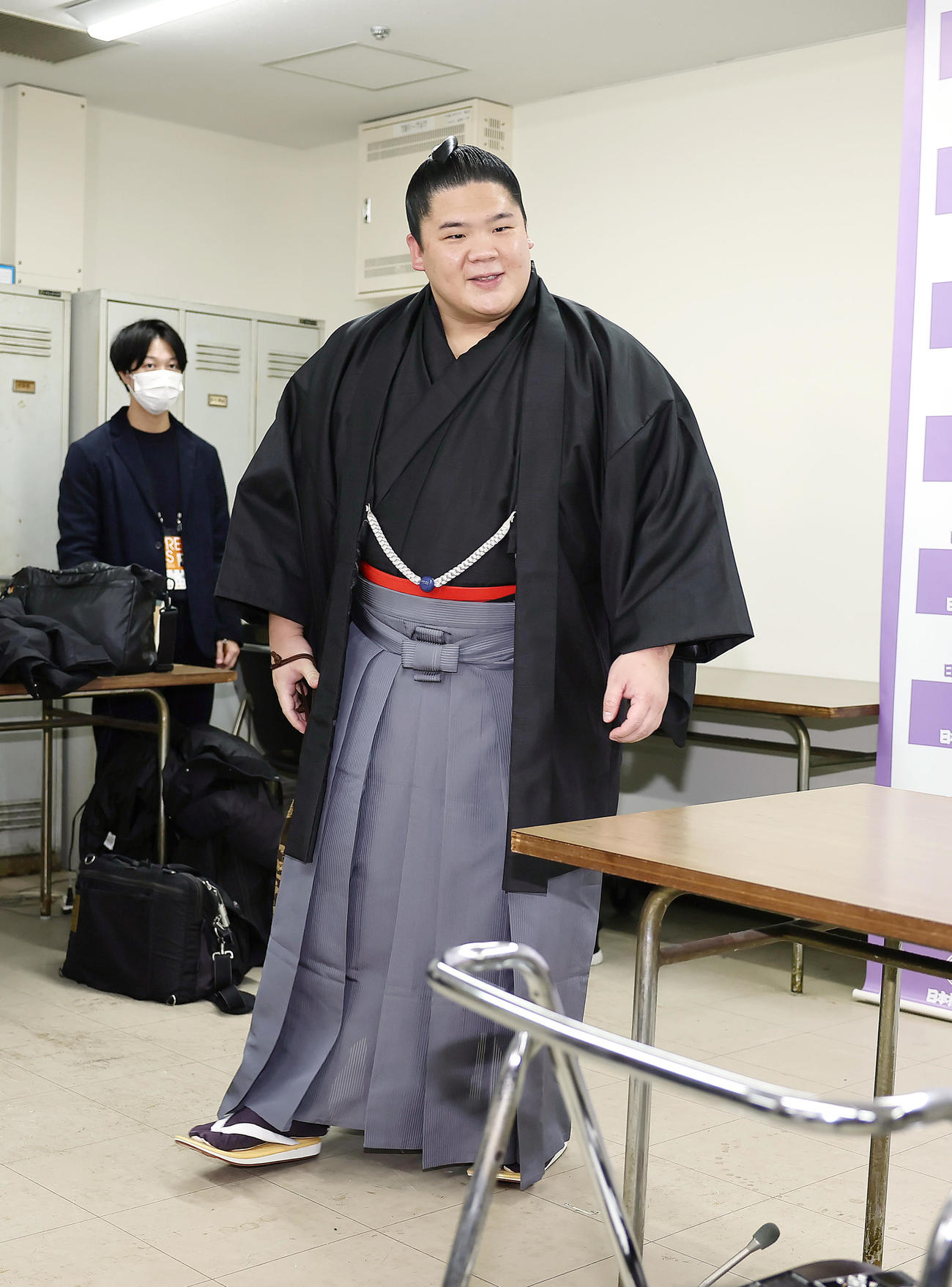 会見を終え、引き揚げる宇良（撮影・足立雅史）
