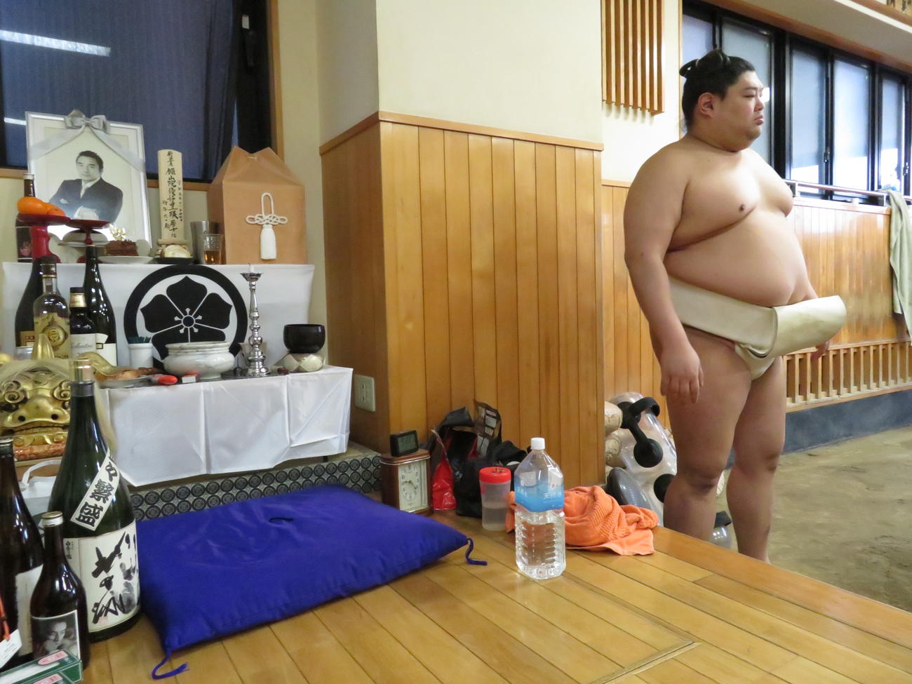 新体制となって本格的に稽古を再開した錣山部屋。亡くなった錣山親方の遺影、遺骨などが上がり座敷の一角に置かれる中、阿炎らが稽古を行った