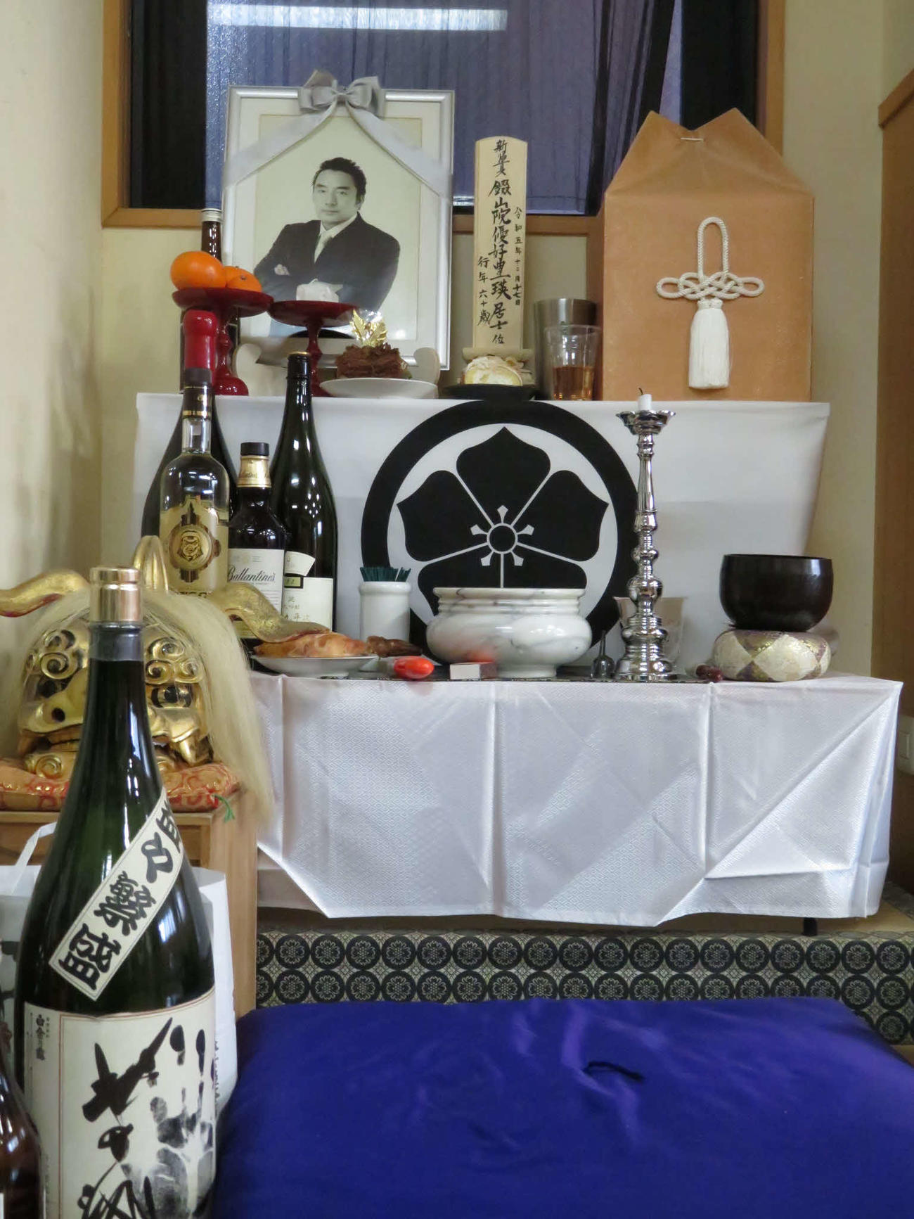 新体制となって本格的に稽古を再開した錣山部屋。部屋の上がり座敷の一角には亡くなった錣山親方の遺影、遺骨などが置かれた